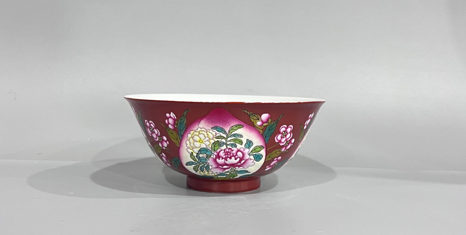 Qing Dynasty Kangxi red ground enamel flower bowl with heart-shaped flowers