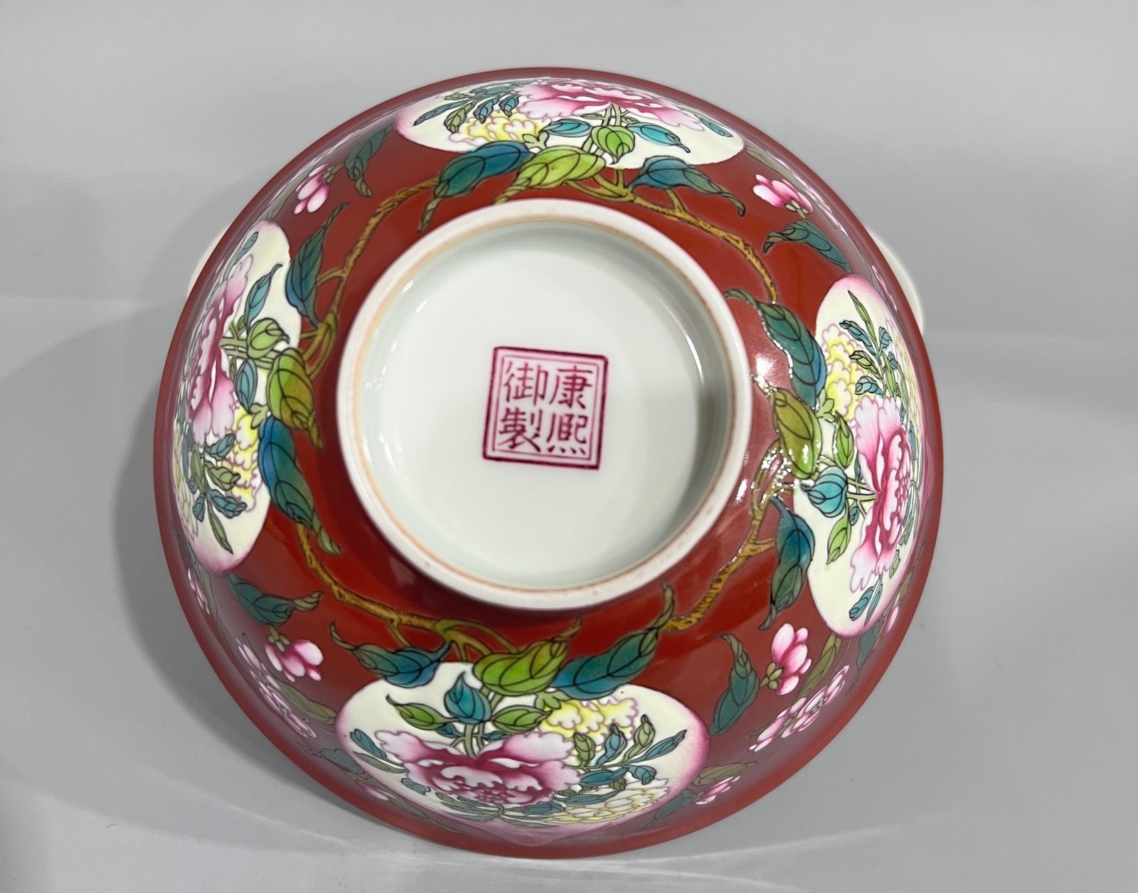 Qing Dynasty Kangxi red ground enamel flower bowl with heart-shaped flowers