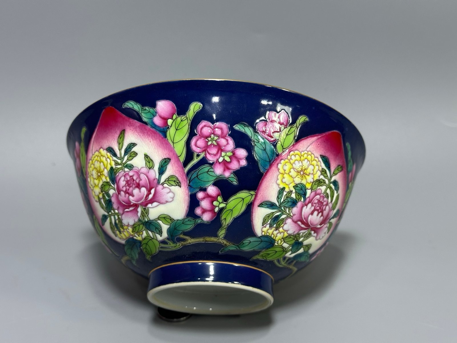 Qing Dynasty Kangxi year blue bowl with peach and flower pattern