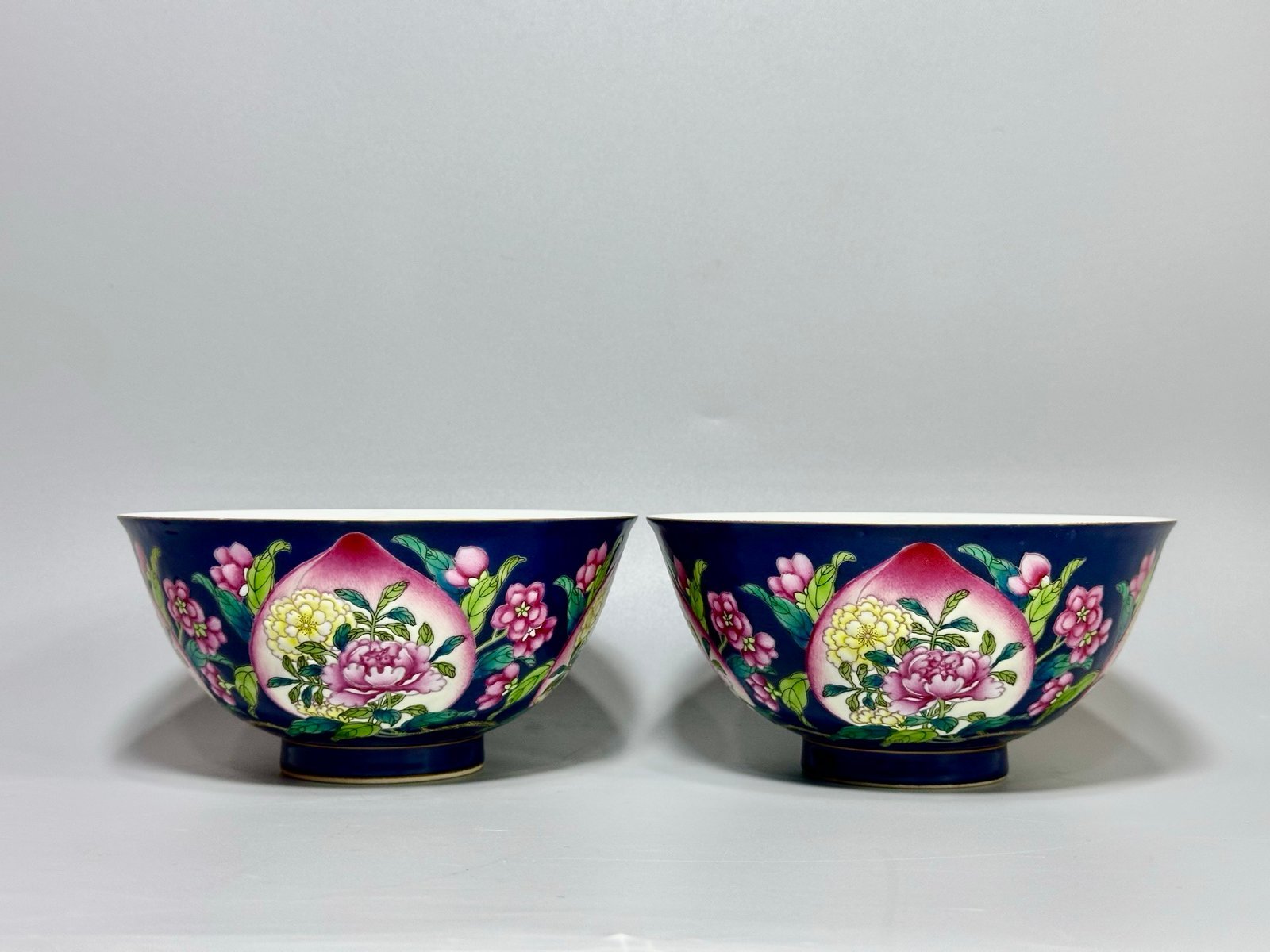Qing Dynasty Kangxi a bowl with peach and flower patterns on a blue background