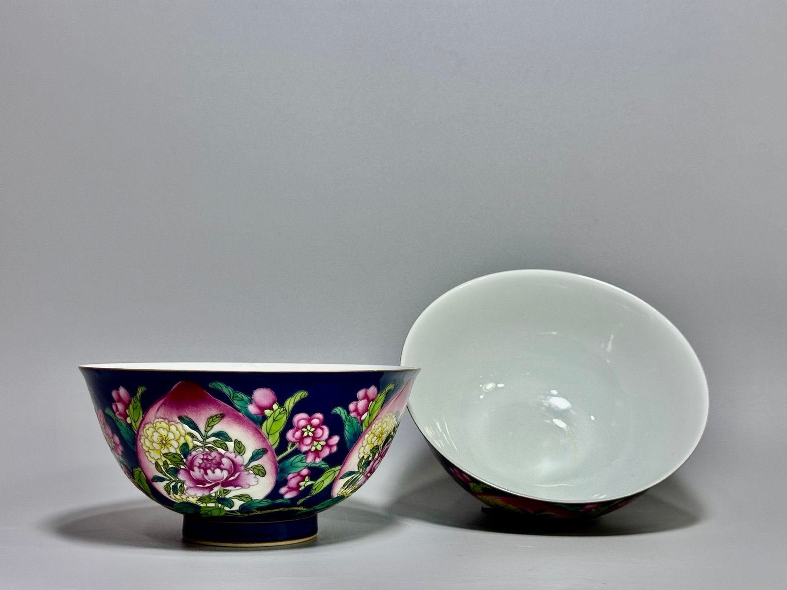 Qing Dynasty Kangxi a bowl with peach and flower patterns on a blue background