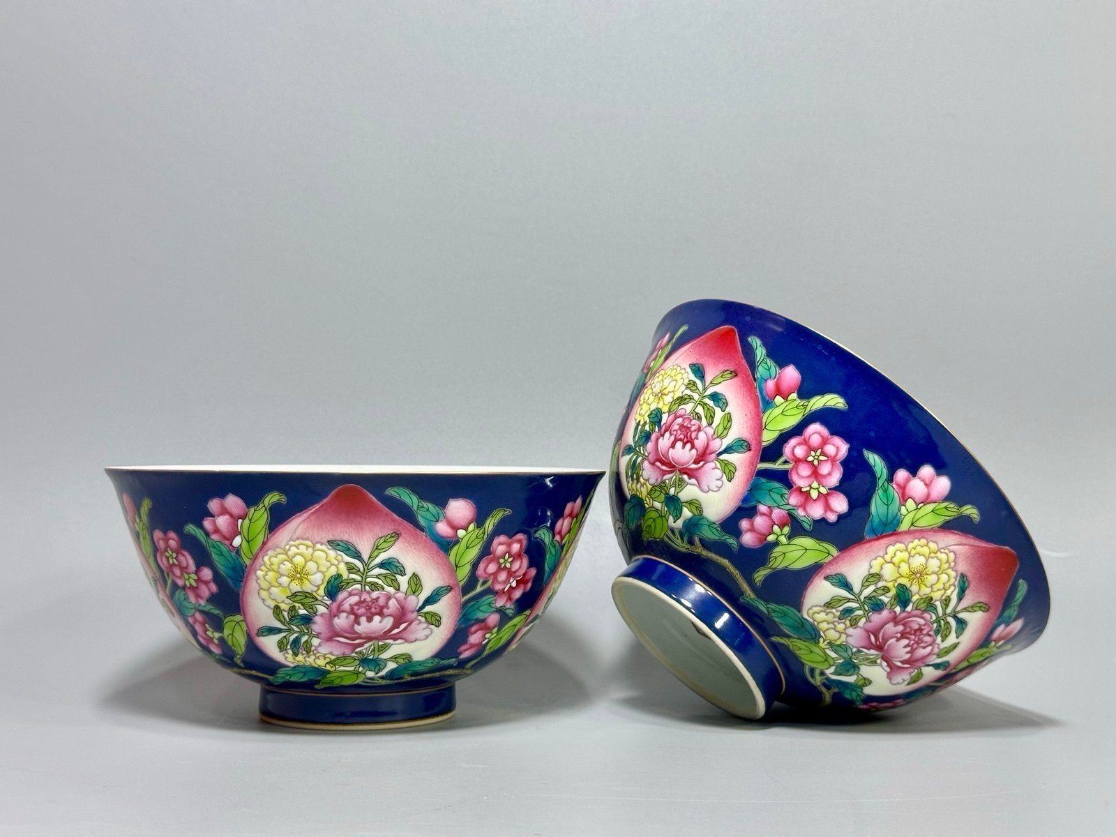 Qing Dynasty Kangxi a bowl with peach and flower patterns on a blue background