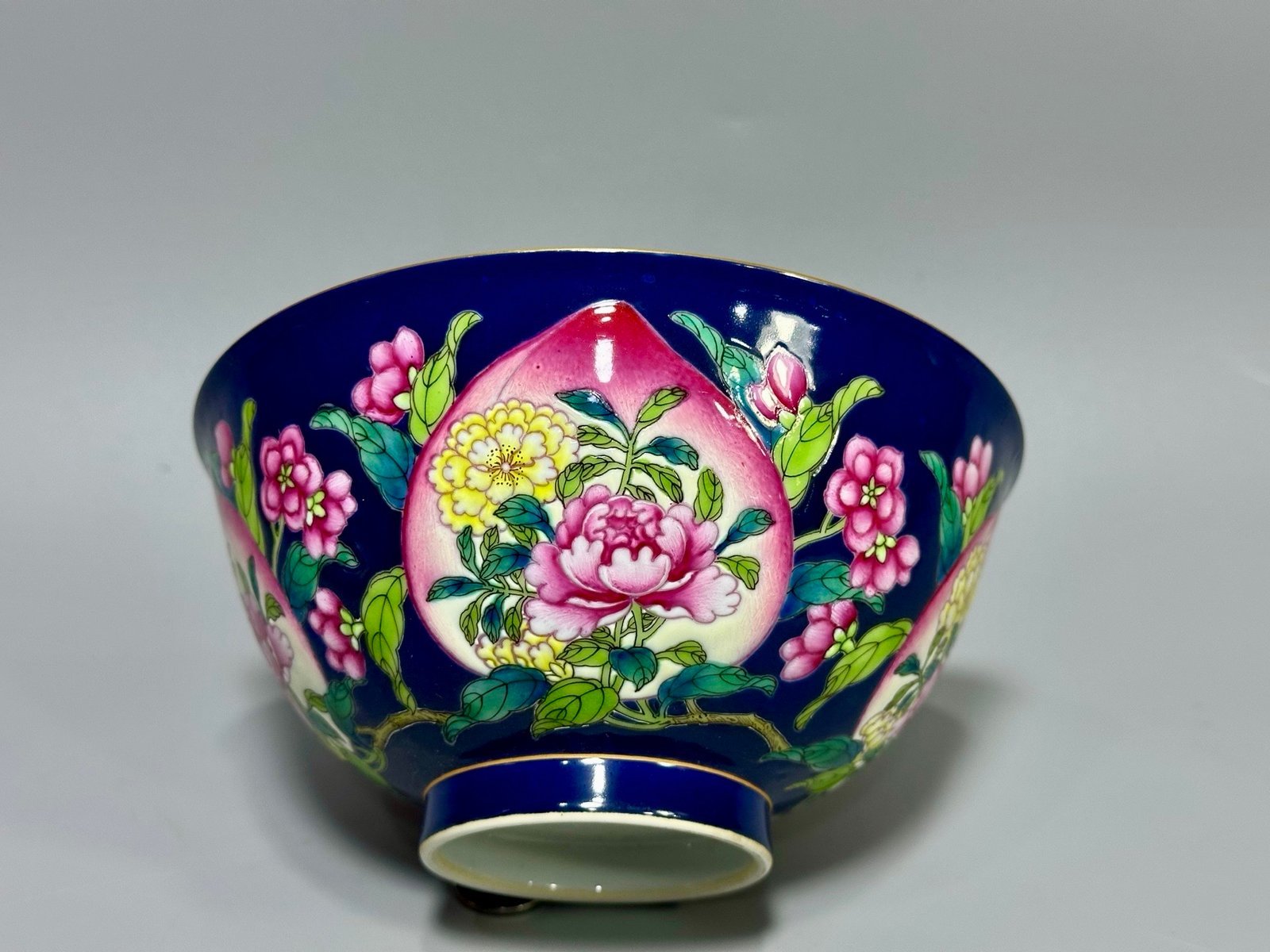 Qing Dynasty Kangxi a bowl with peach and flower patterns on a blue background