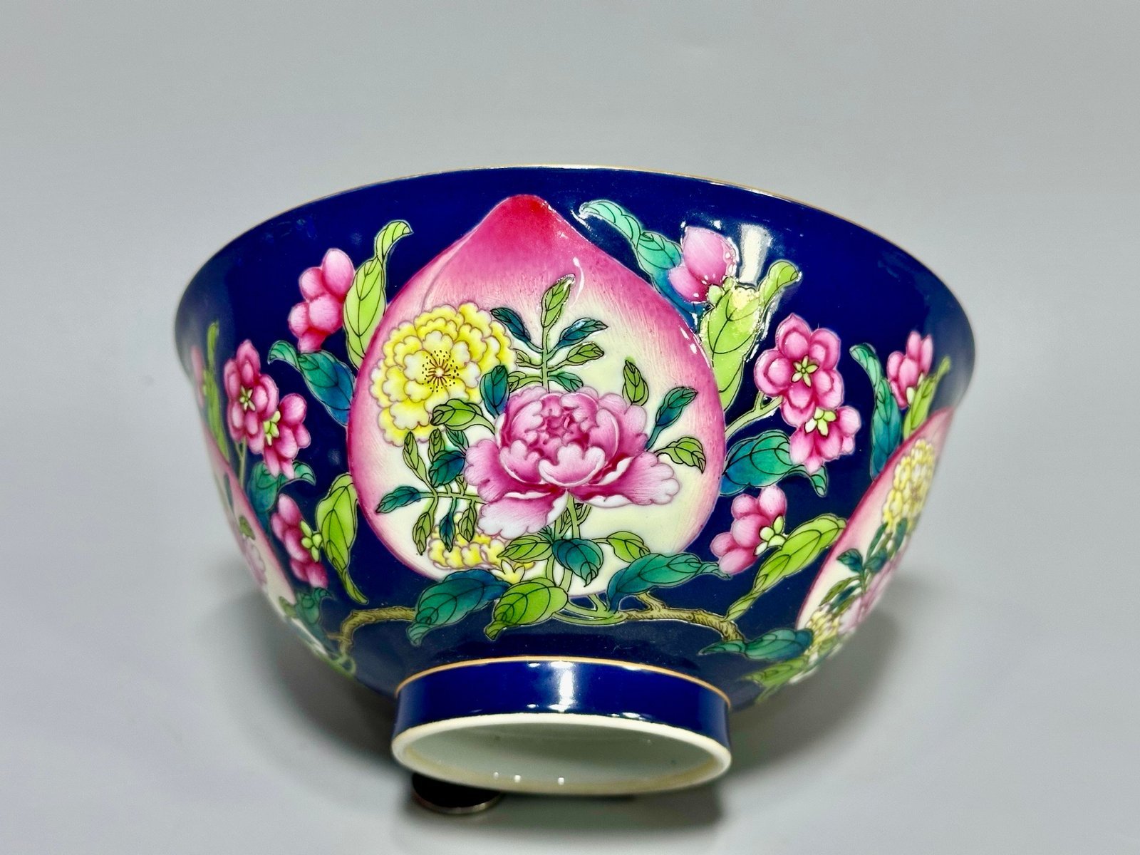 Qing Dynasty Kangxi a bowl with peach and flower patterns on a blue background
