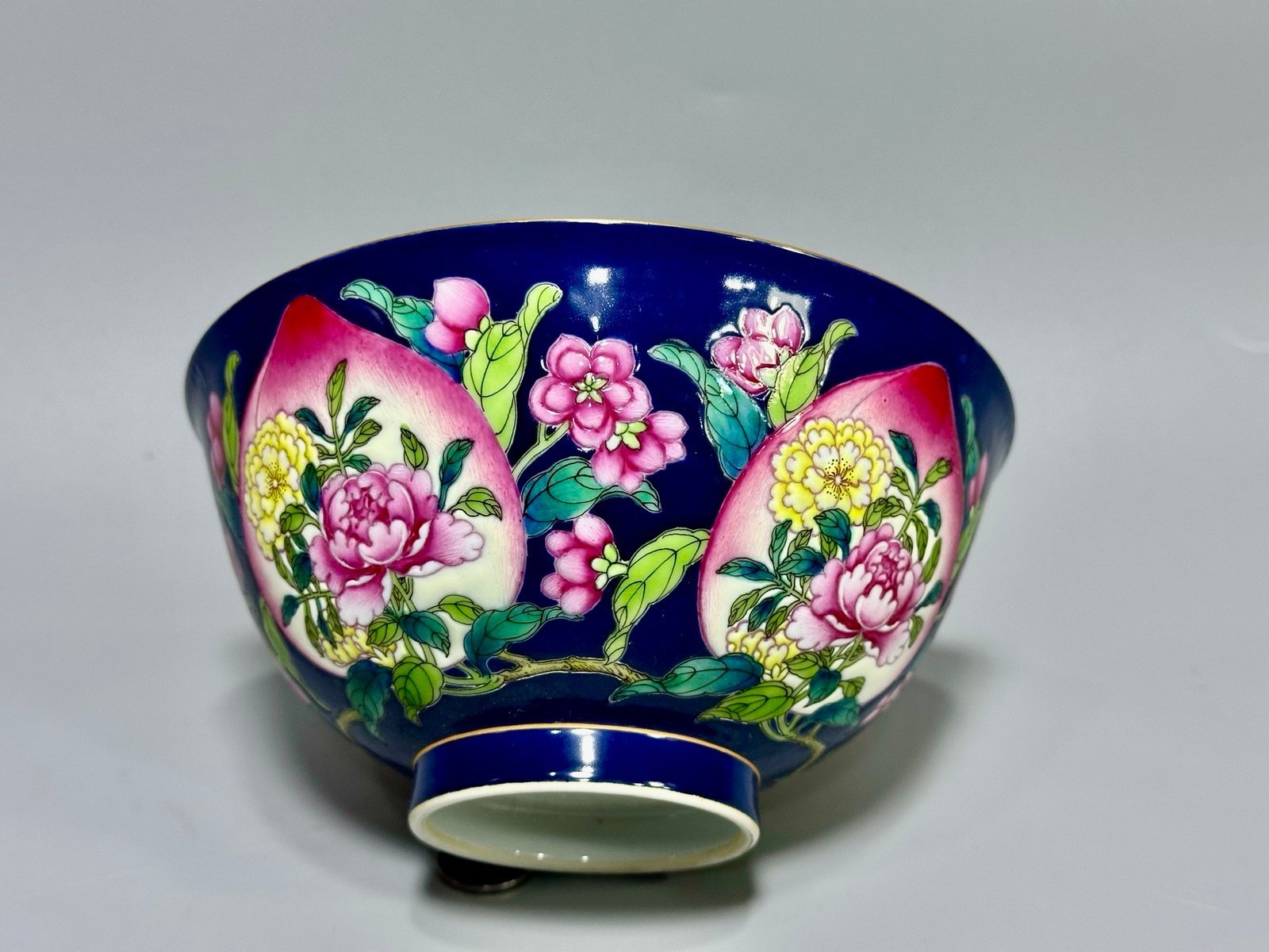 Qing Dynasty Kangxi a bowl with peach and flower patterns on a blue background