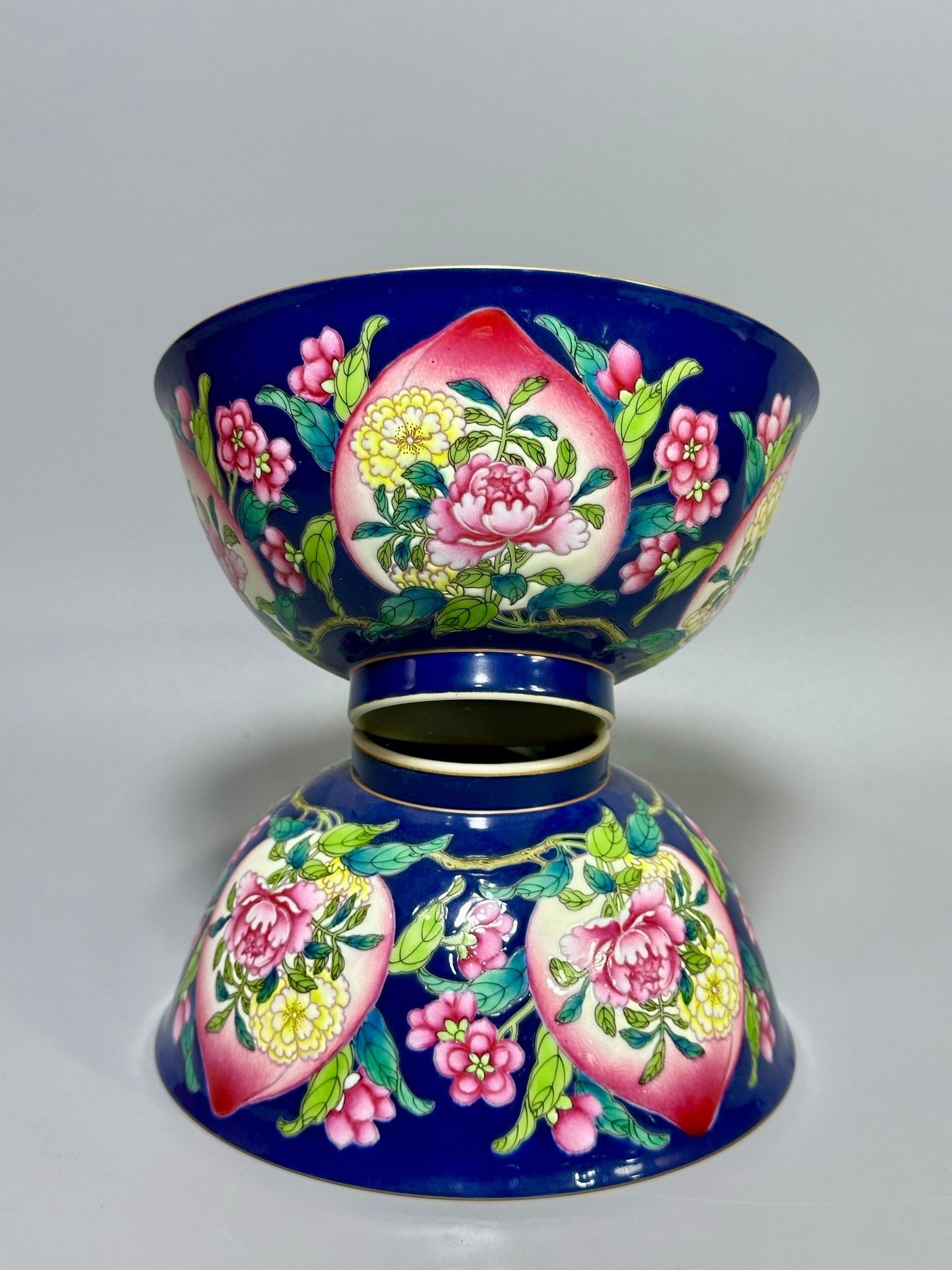 Qing Dynasty Kangxi a bowl with peach and flower patterns on a blue background