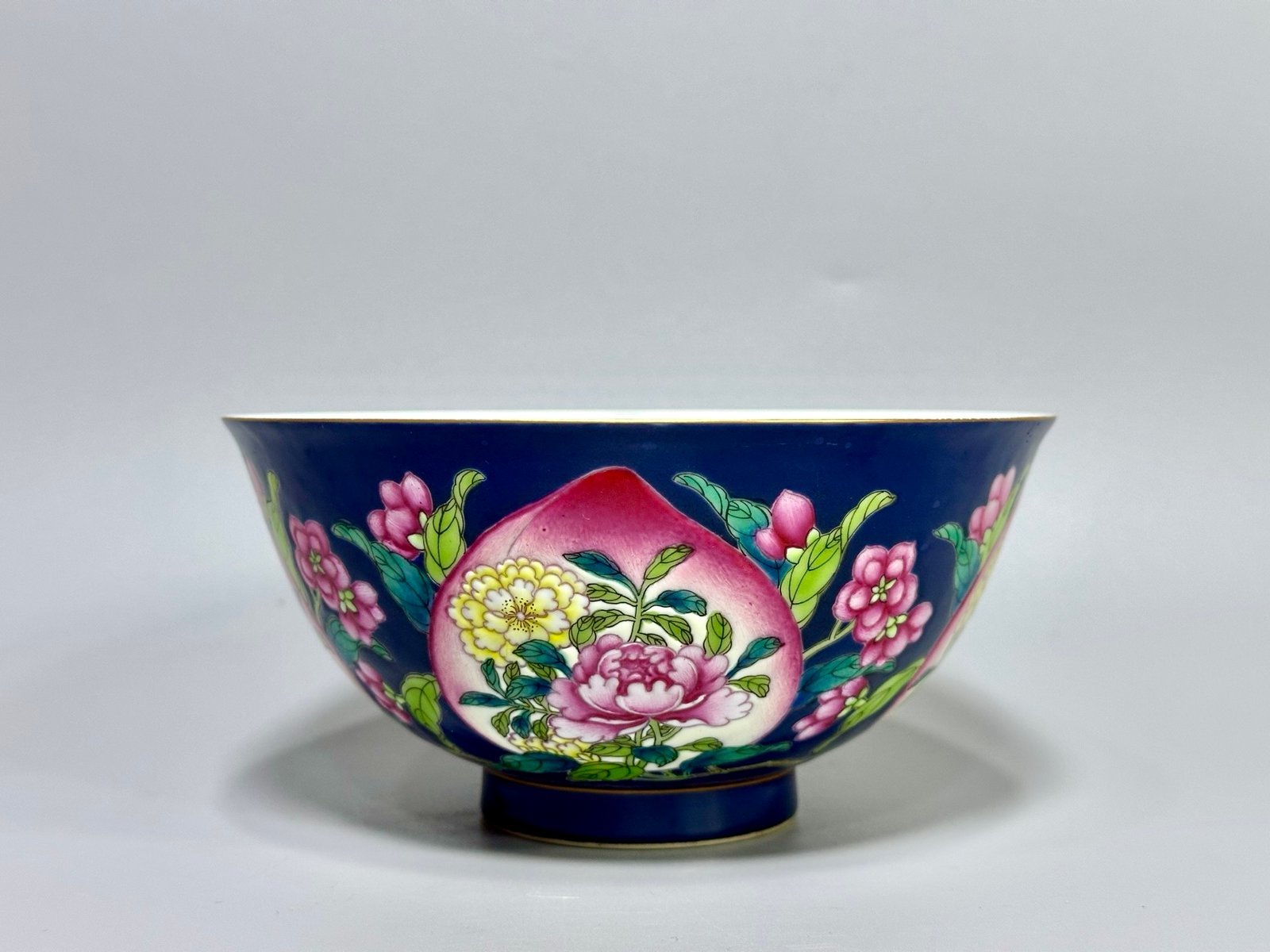 Qing Dynasty Kangxi a bowl with peach and flower patterns on a blue background