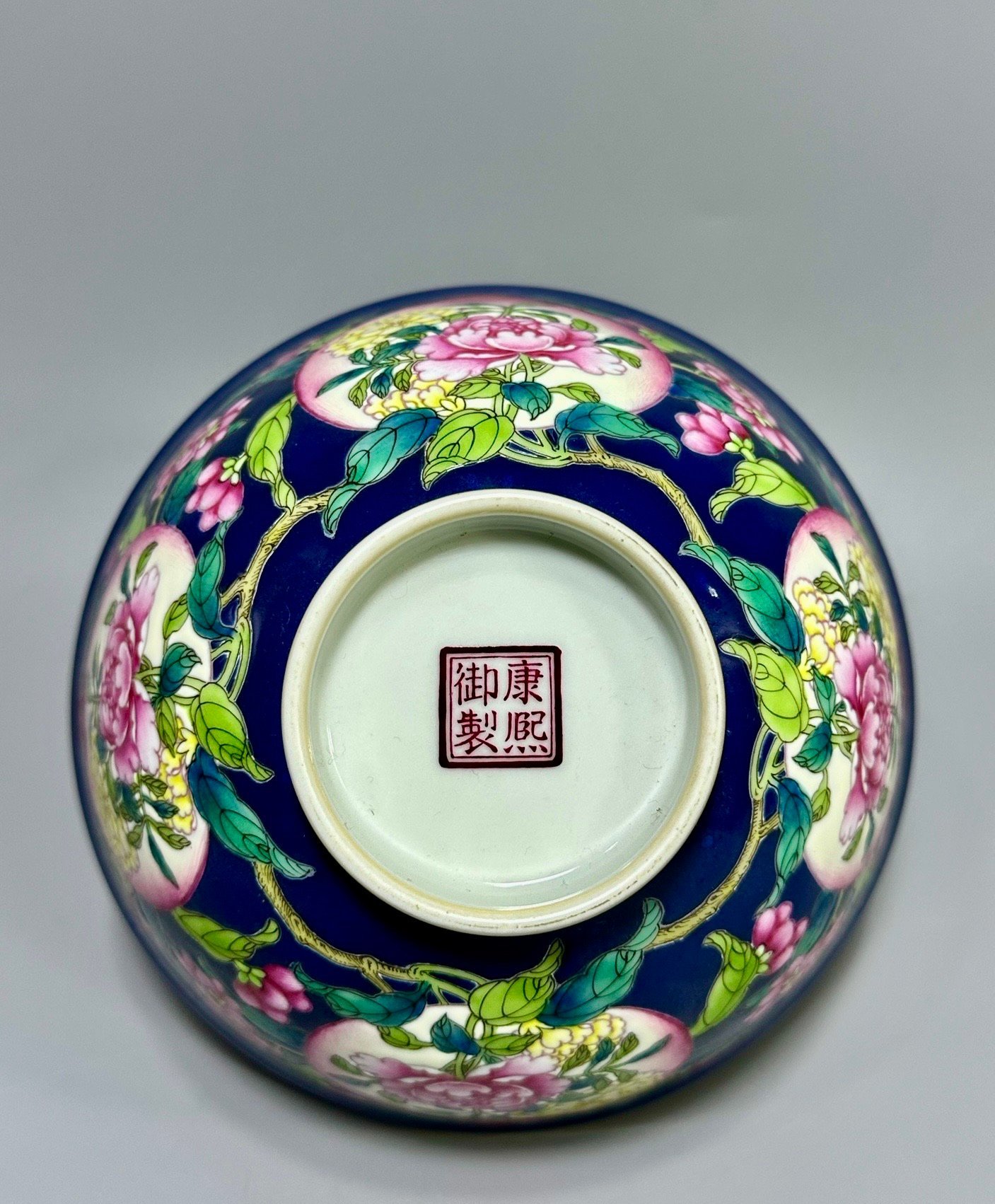 Qing Dynasty Kangxi a bowl with peach and flower patterns on a blue background