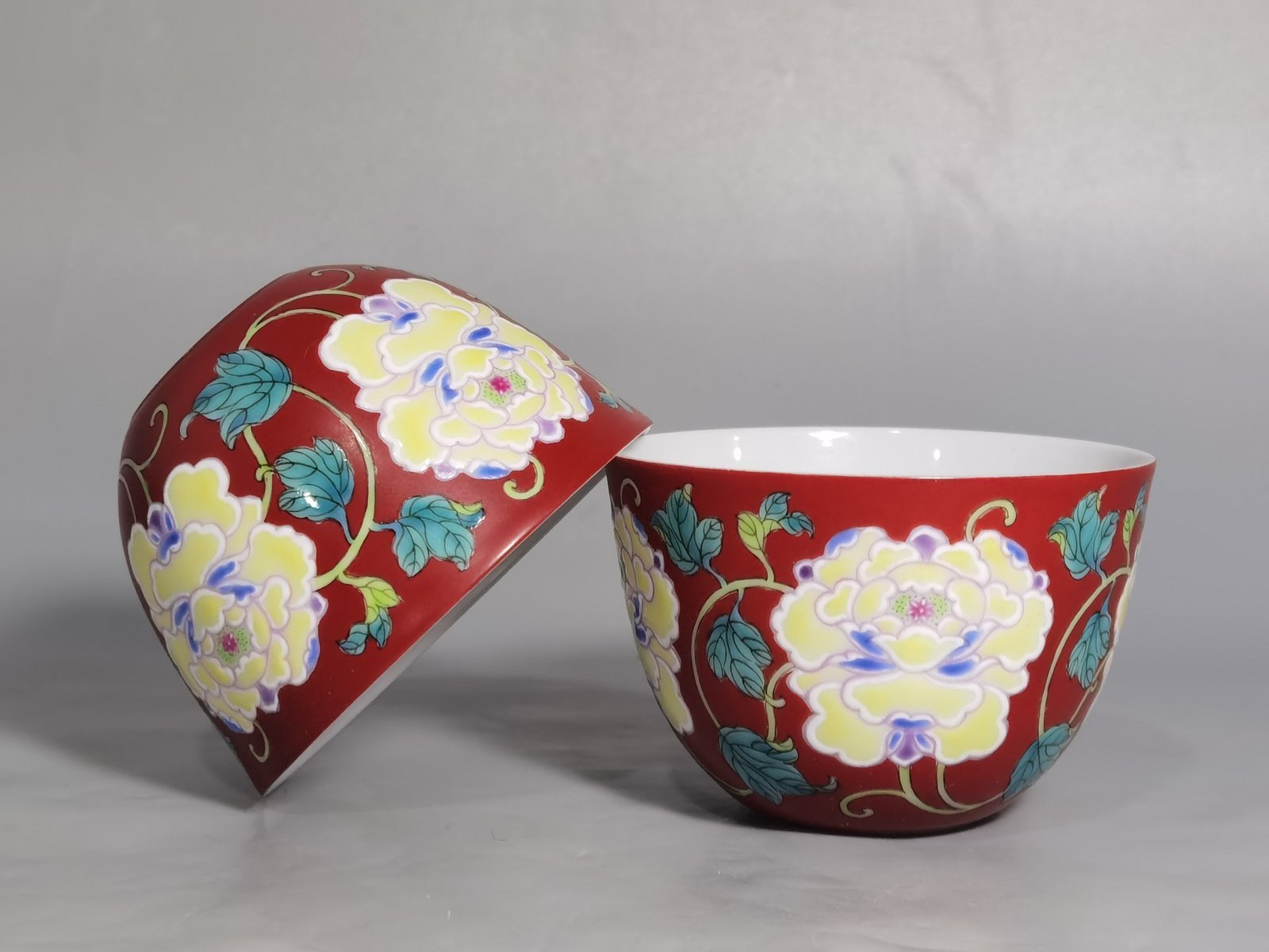 Qing Dynasty Kangxi pair of coral red earthen pattern cups