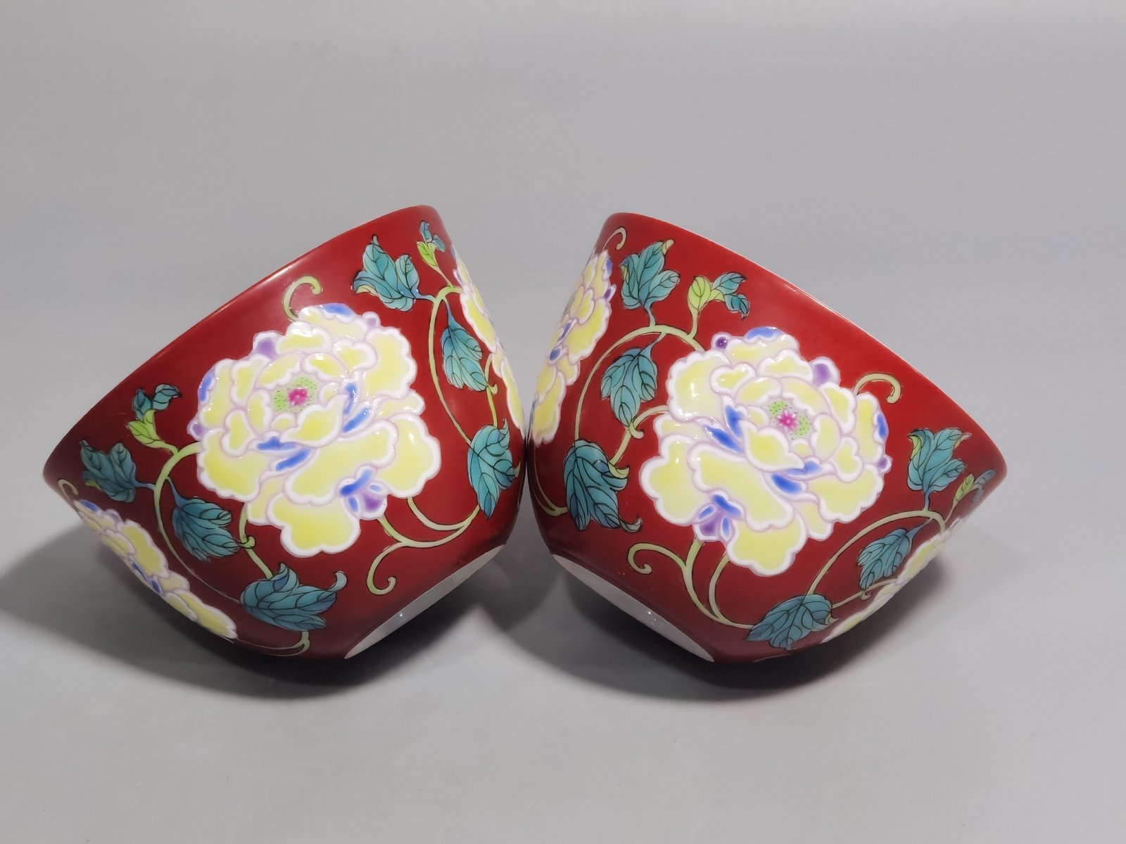 Qing Dynasty Kangxi pair of coral red earthen pattern cups