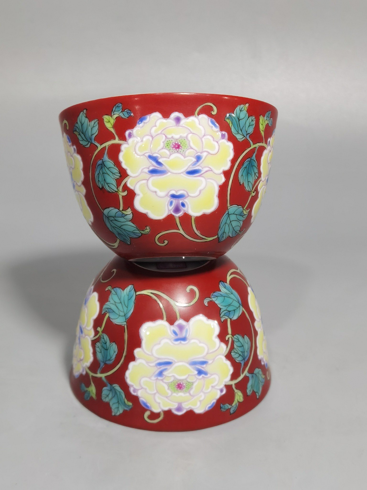 Qing Dynasty Kangxi pair of coral red earthen pattern cups