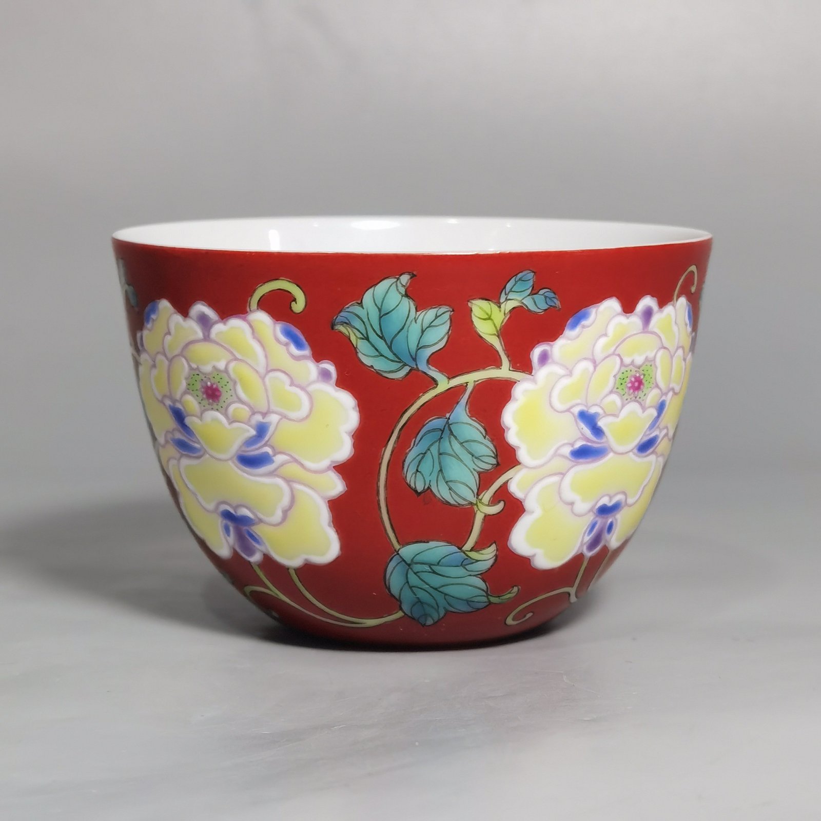 Qing Dynasty Kangxi pair of coral red earthen pattern cups