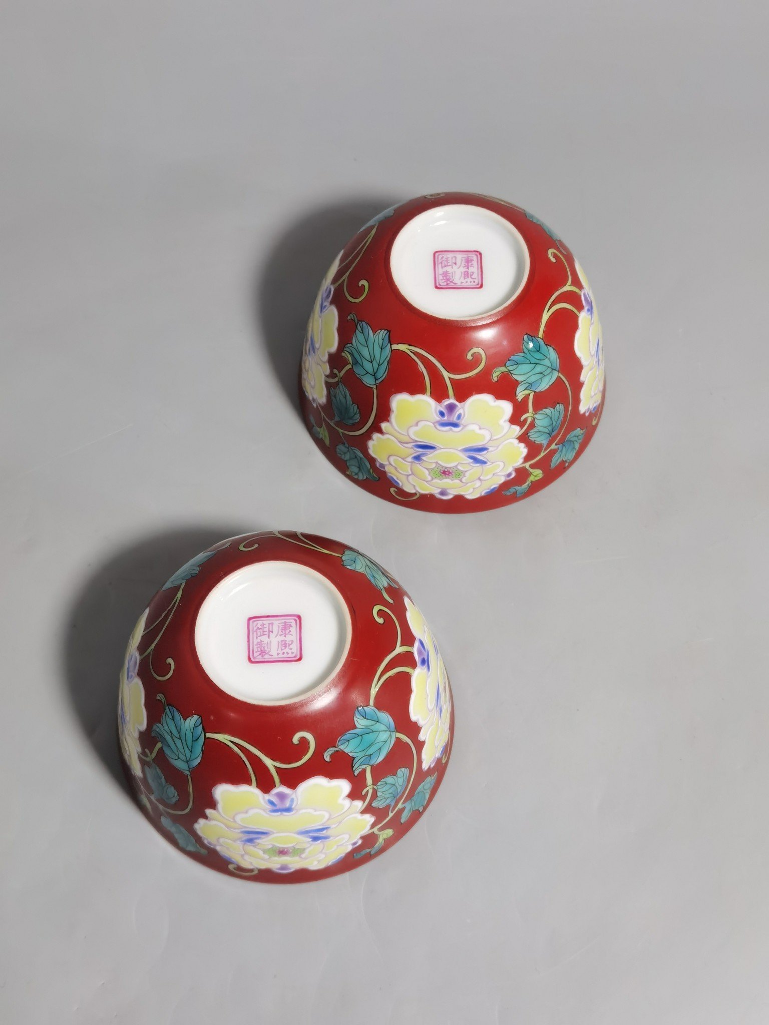 Qing Dynasty Kangxi pair of coral red earthen pattern cups