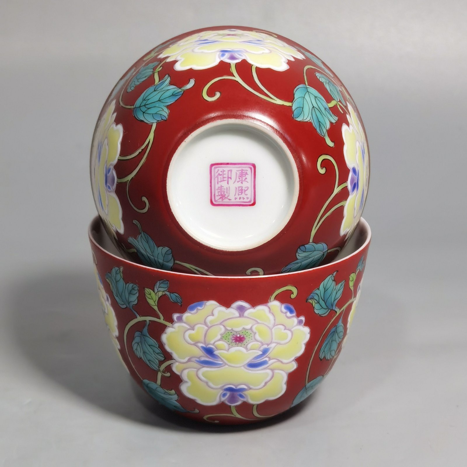 Qing Dynasty Kangxi pair of coral red earthen pattern cups