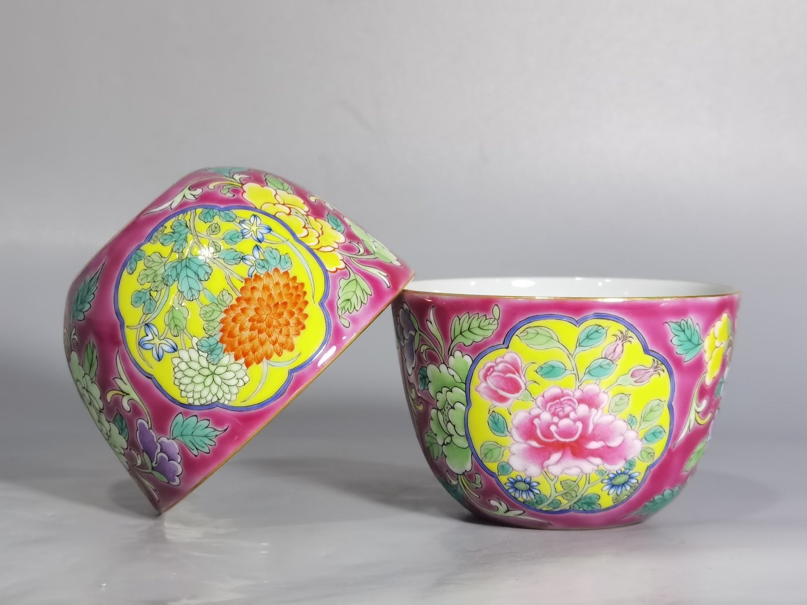 Qing Dynasty Kangxi pair of enamel and rouge ground consecrated cups with floral patterns