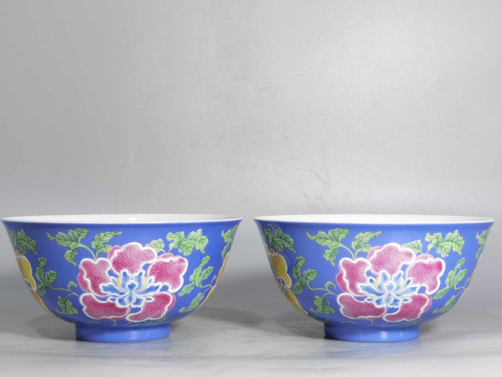 Qing Dynasty Kangxi pair of enamel and blue flower palace bowls