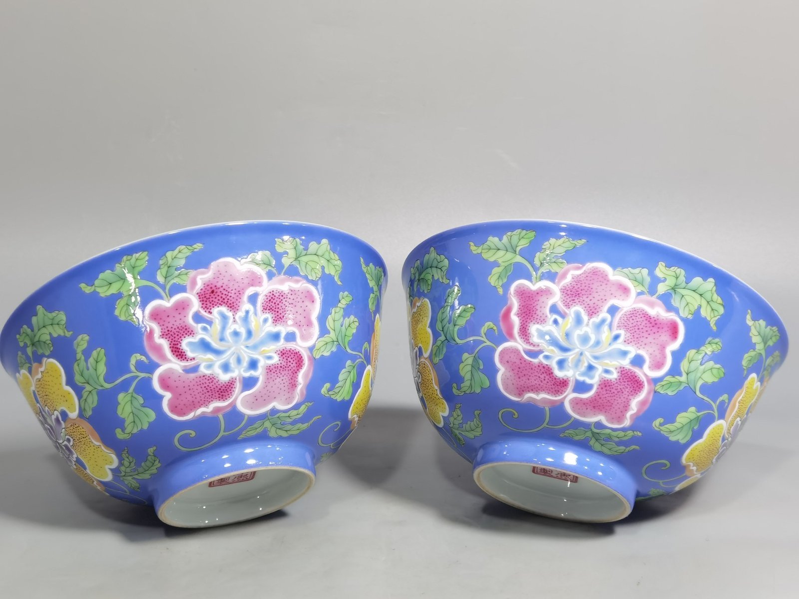 Qing Dynasty Kangxi pair of enamel and blue flower palace bowls