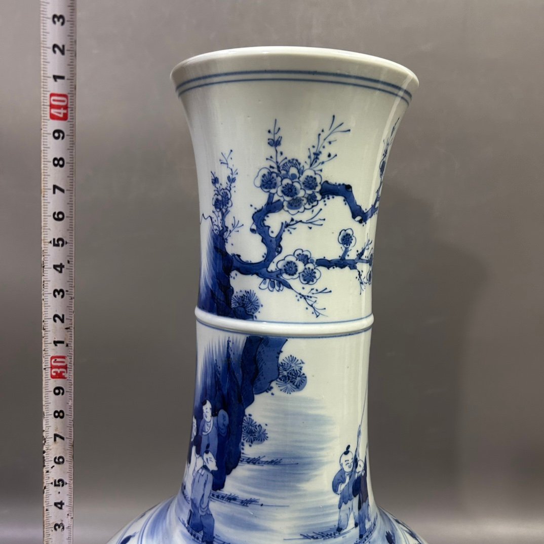 Qing Dynasty Kangxi blue and white figure vase