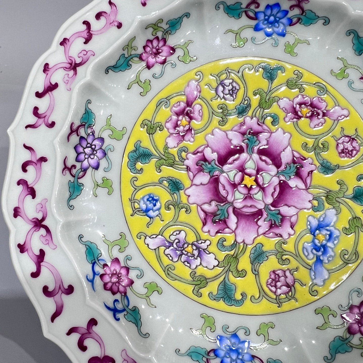 Qing Dynasty Kangxi Enamel flower lotus style plate