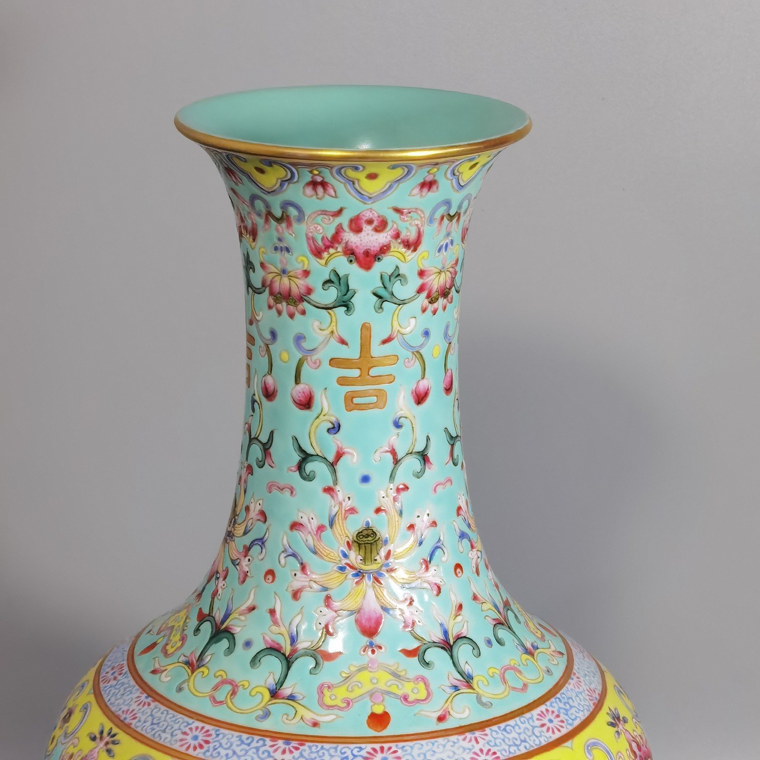 Qing Dynasty Daoguang Turquoise Greenland Pastel Fushou Chengxiang Long Neck Skimming Bottle