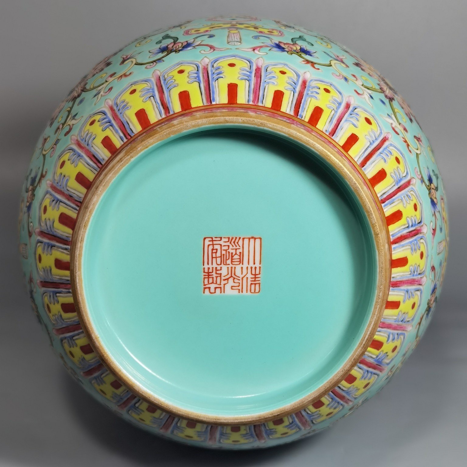 Qing Dynasty Daoguang Turquoise Greenland Pastel Fushou Chengxiang Long Neck Skimming Bottle