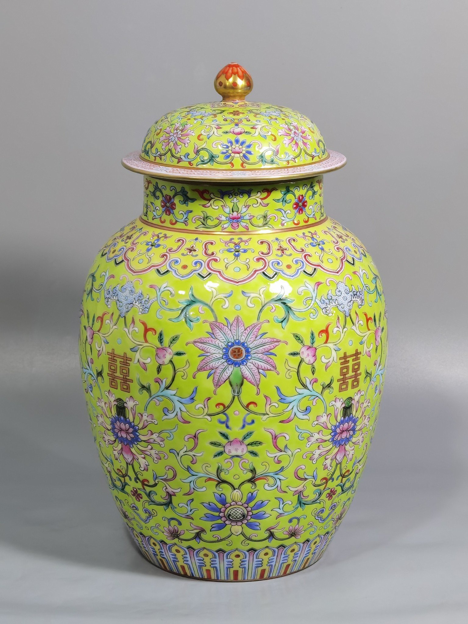 Qing Dynasty Daoguang walnut green land pastel blessing and longevity twining lotus pattern lid jar