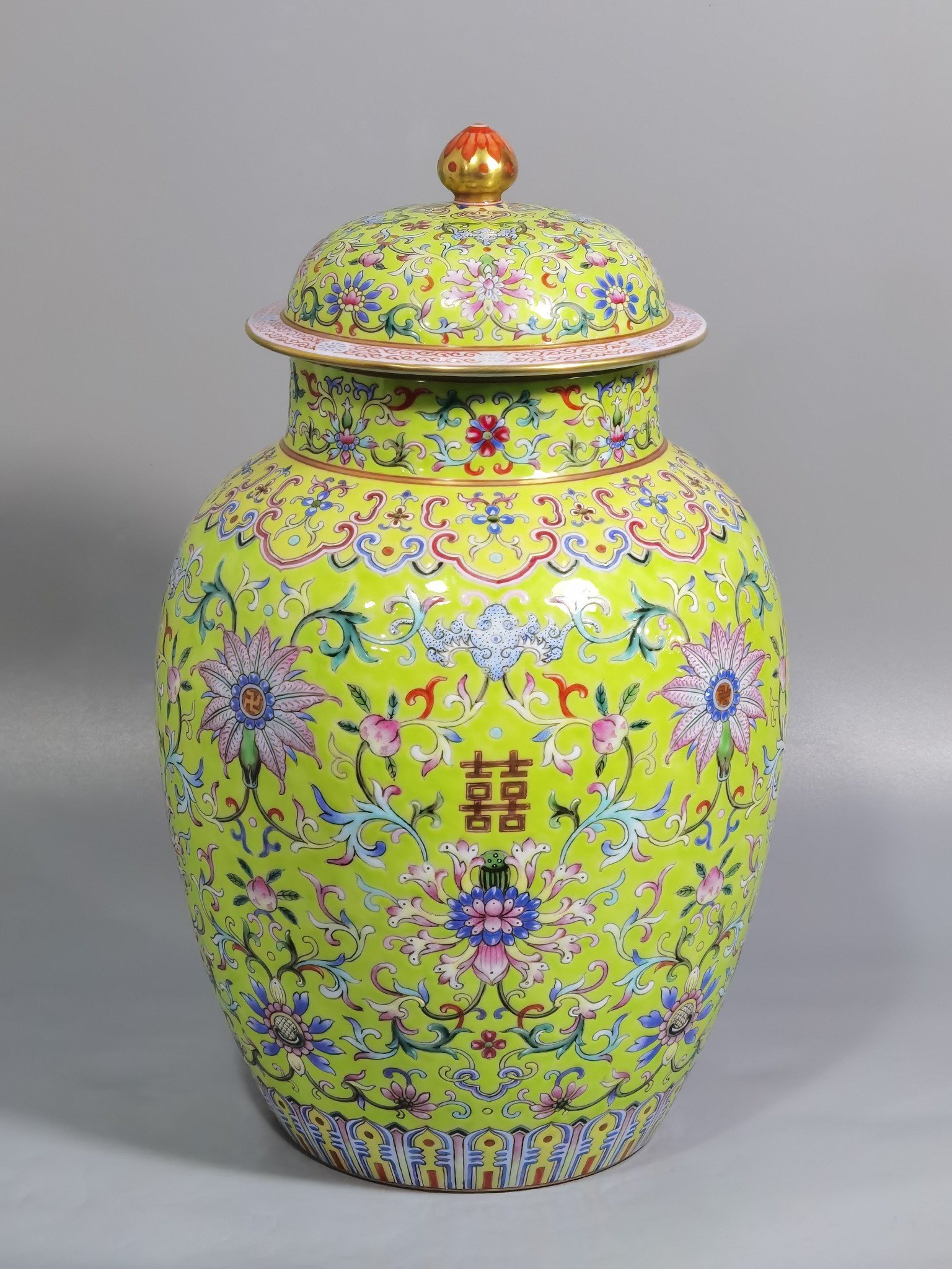 Qing Dynasty Daoguang walnut green land pastel blessing and longevity twining lotus pattern lid jar
