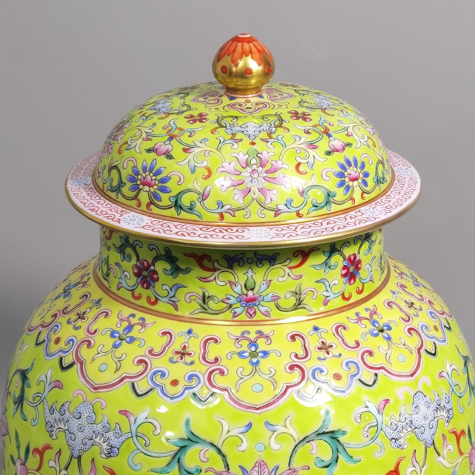 Qing Dynasty Daoguang walnut green land pastel blessing and longevity twining lotus pattern lid jar