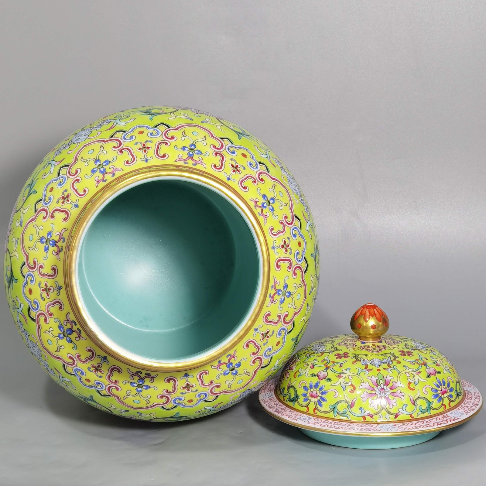 Qing Dynasty Daoguang walnut green land pastel blessing and longevity twining lotus pattern lid jar