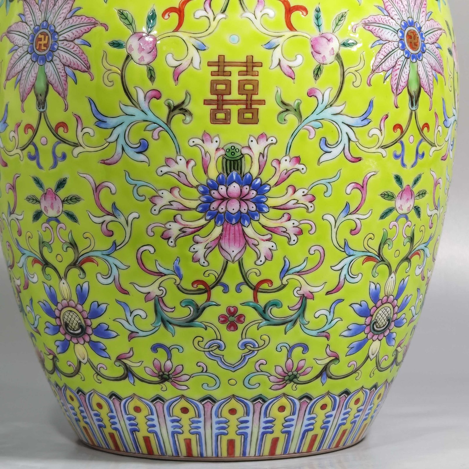 Qing Dynasty Daoguang walnut green land pastel blessing and longevity twining lotus pattern lid jar