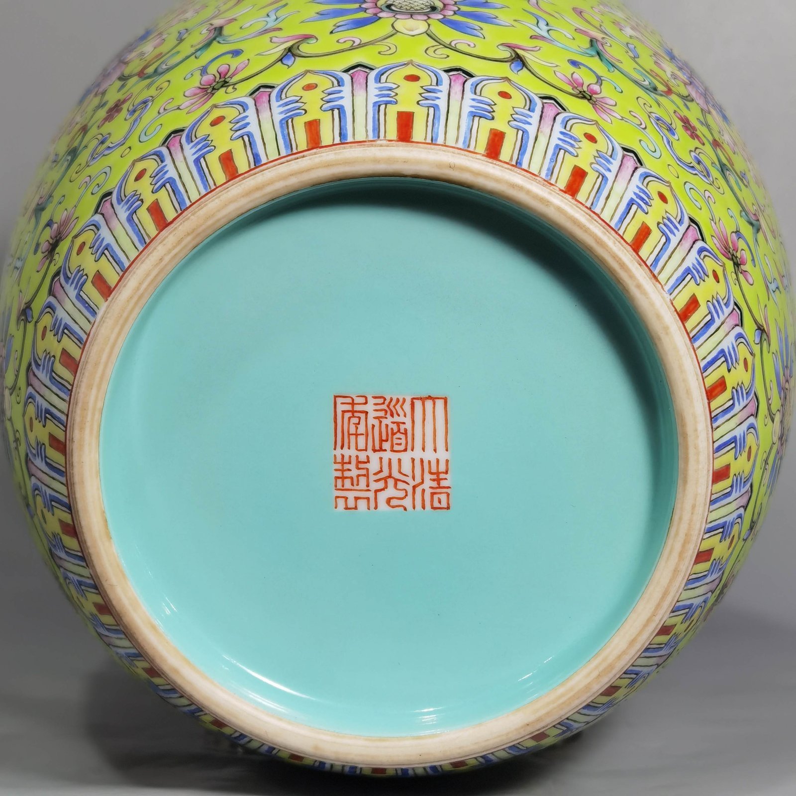 Qing Dynasty Daoguang walnut green land pastel blessing and longevity twining lotus pattern lid jar