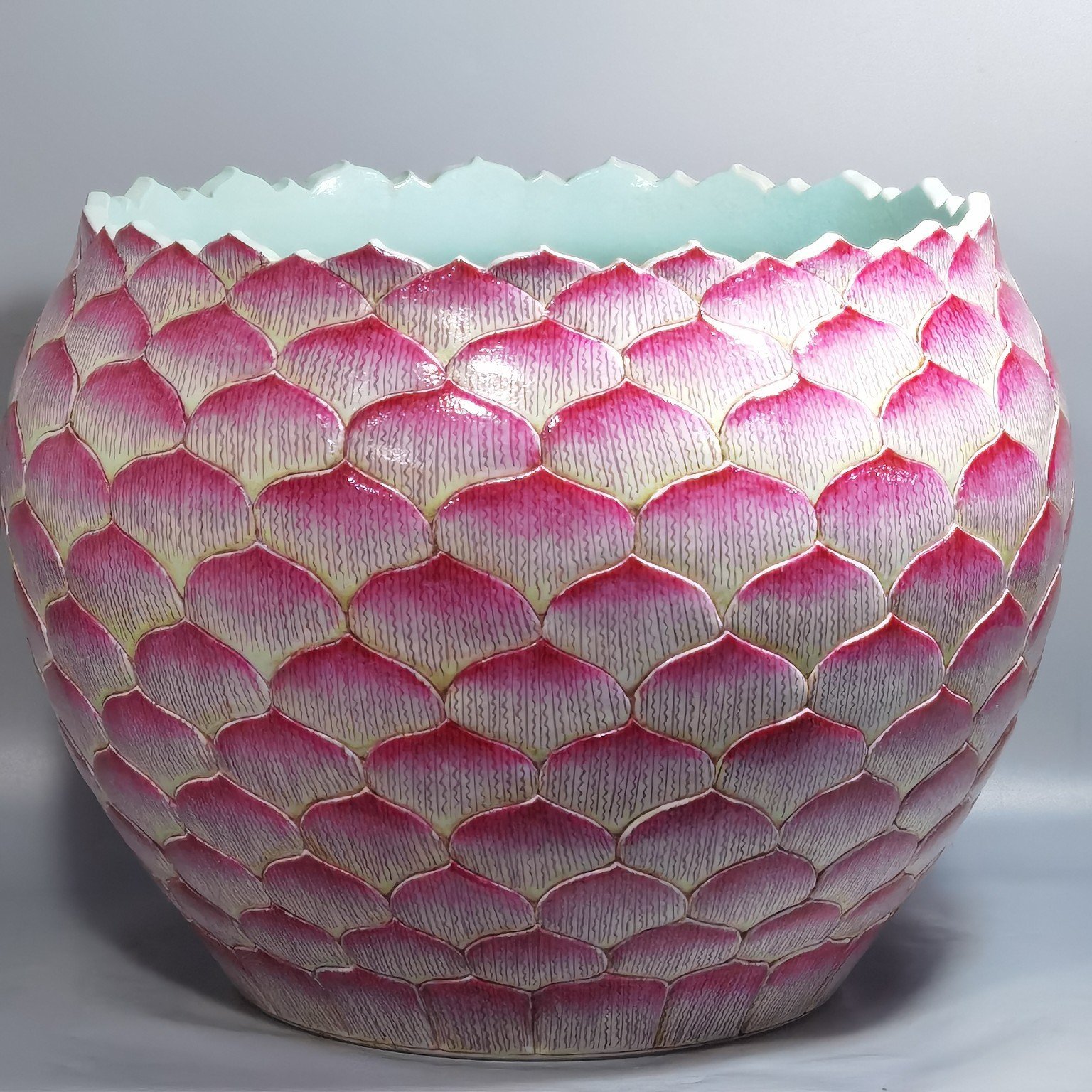 Qing Dynasty Daoguang Pastel Lotus Kuikou Urn pot