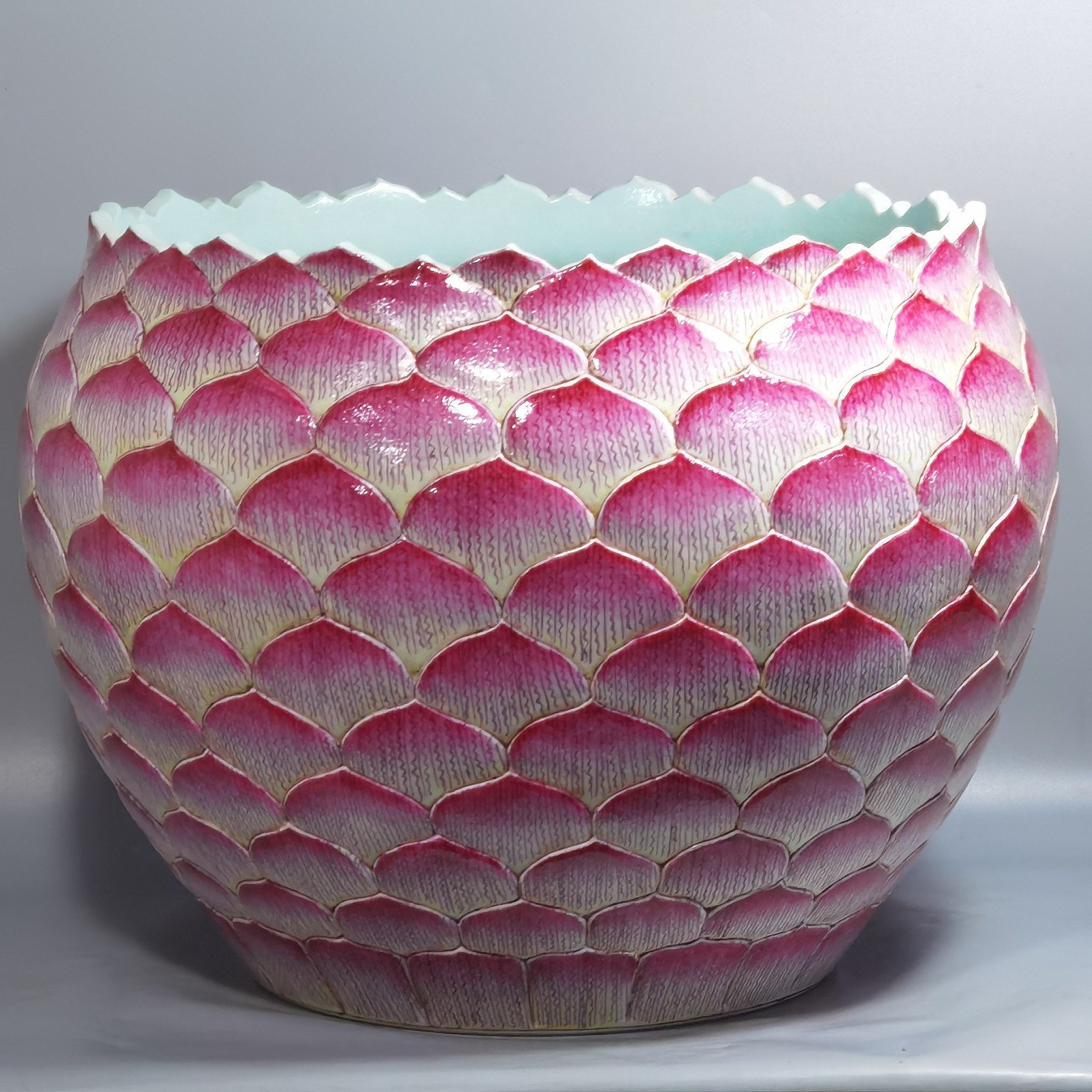 Qing Dynasty Daoguang Pastel Lotus Kuikou Urn pot