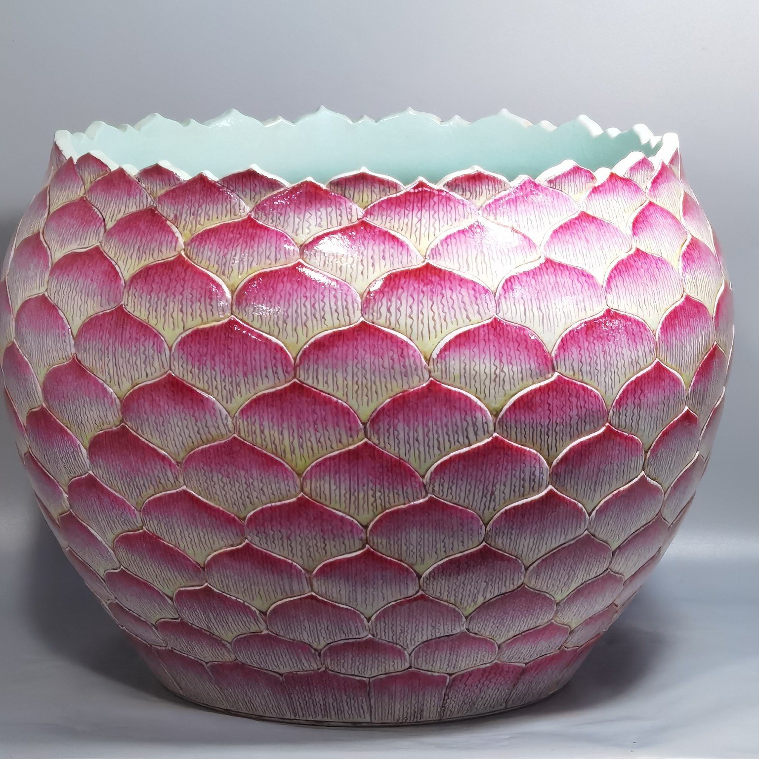 Qing Dynasty Daoguang Pastel Lotus Kuikou Urn pot