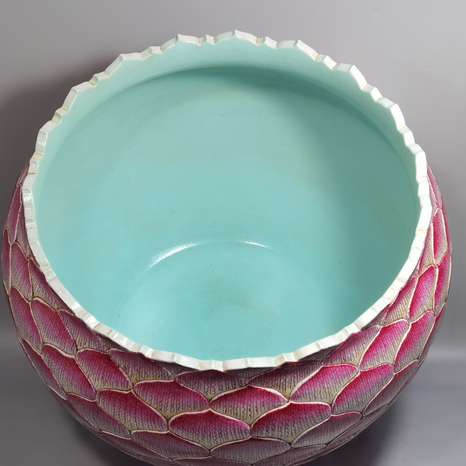 Qing Dynasty Daoguang Pastel Lotus Kuikou Urn pot