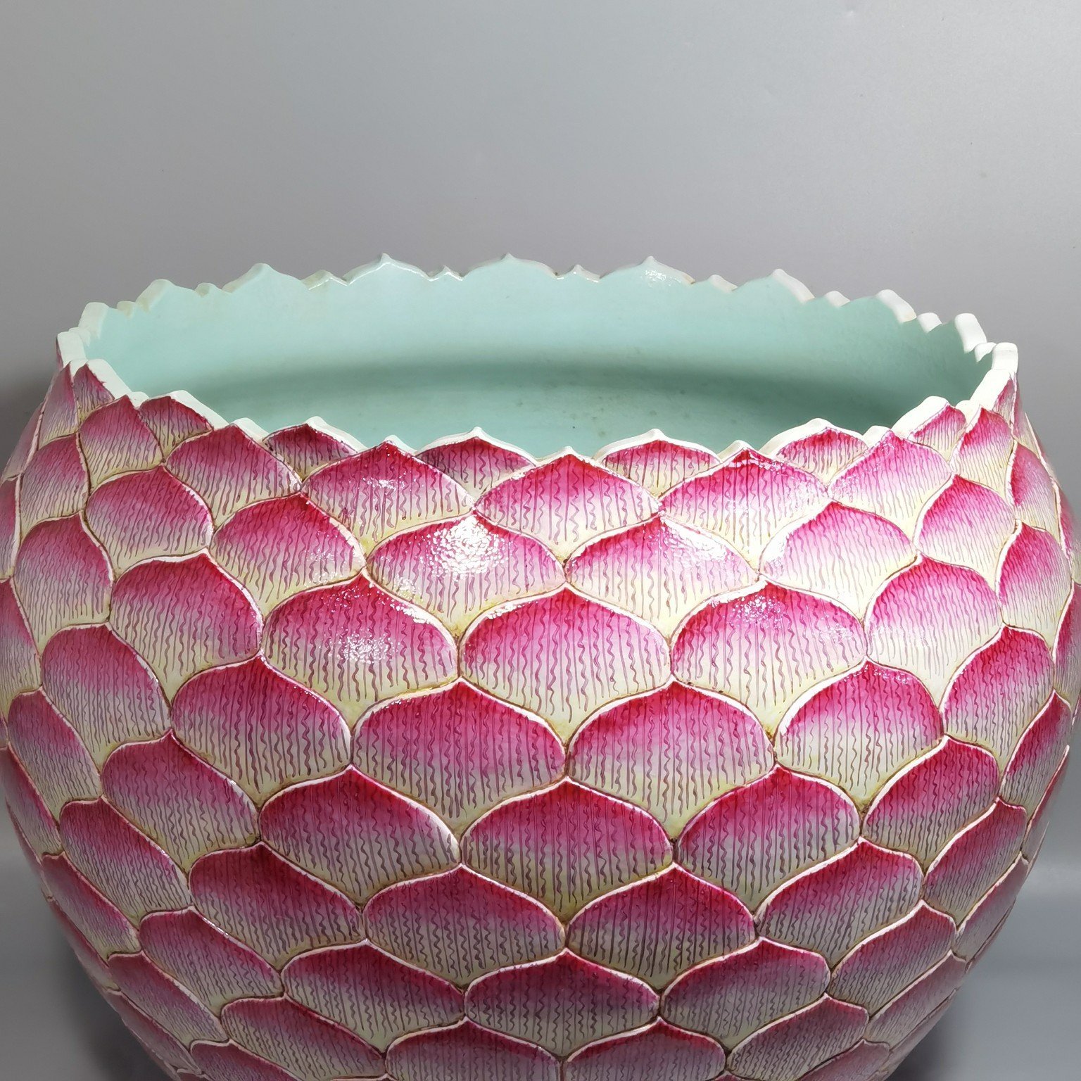 Qing Dynasty Daoguang Pastel Lotus Kuikou Urn pot