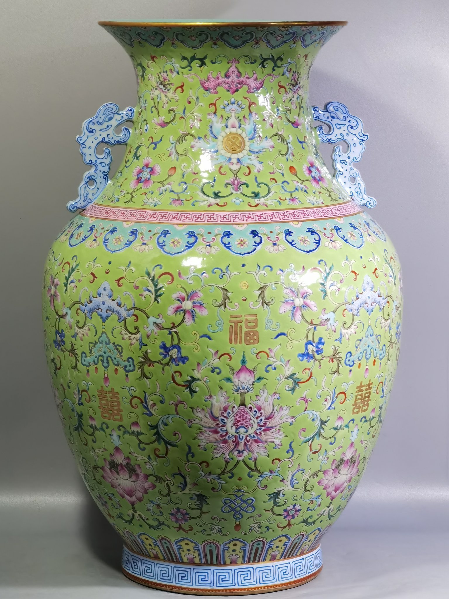 Qing Dynasty Daoguang green land pastel bat and lotus pattern amphorae