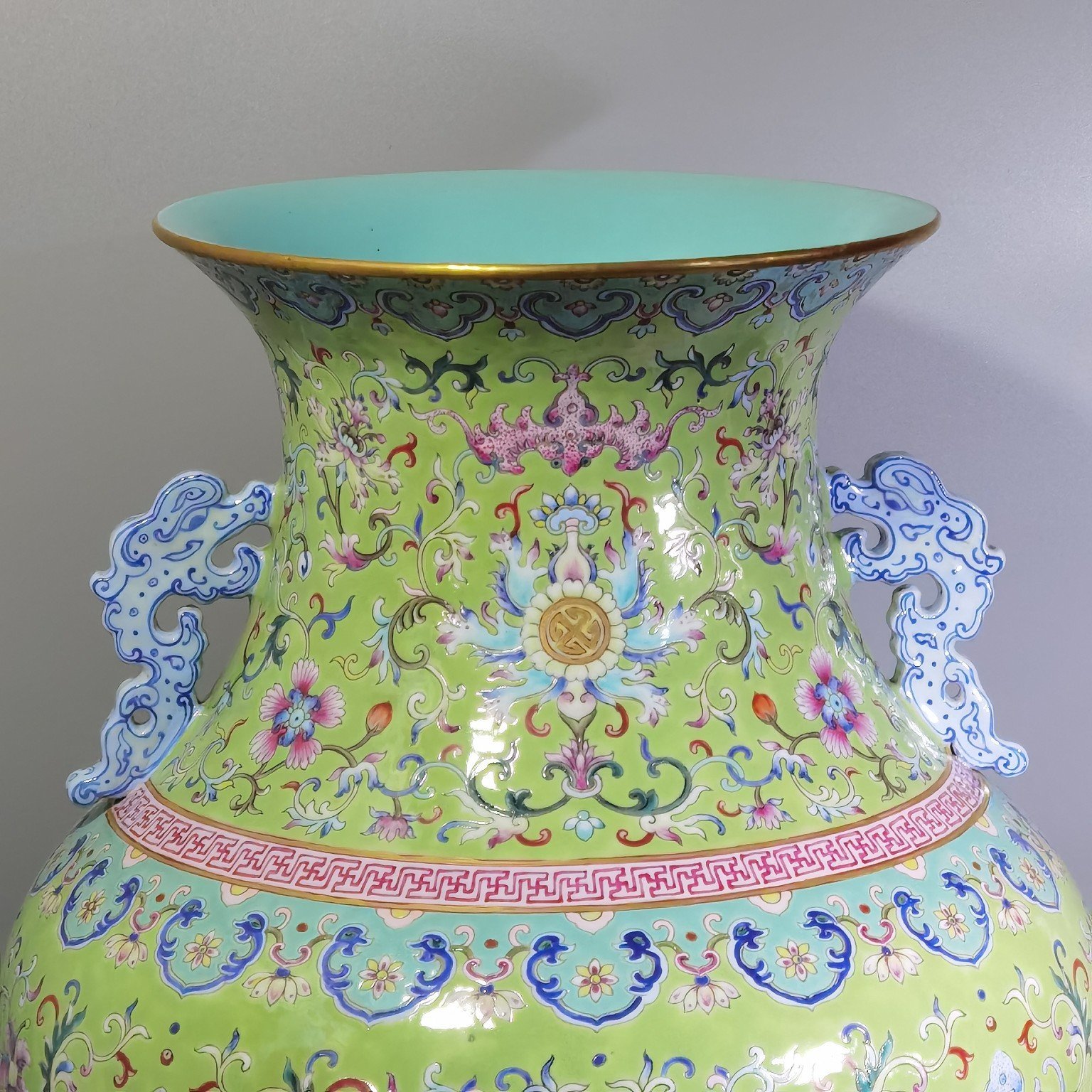 Qing Dynasty Daoguang green land pastel bat and lotus pattern amphorae
