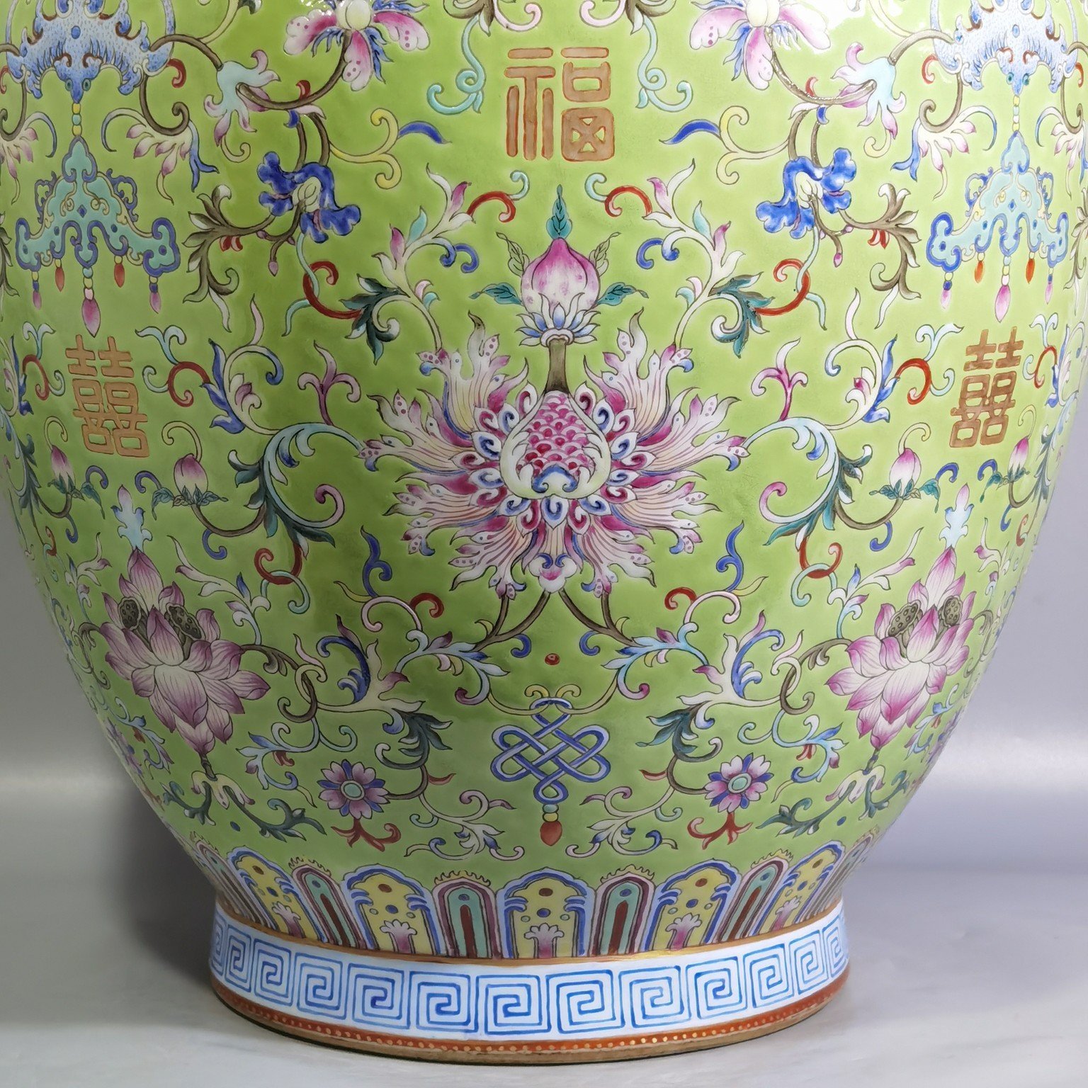 Qing Dynasty Daoguang green land pastel bat and lotus pattern amphorae