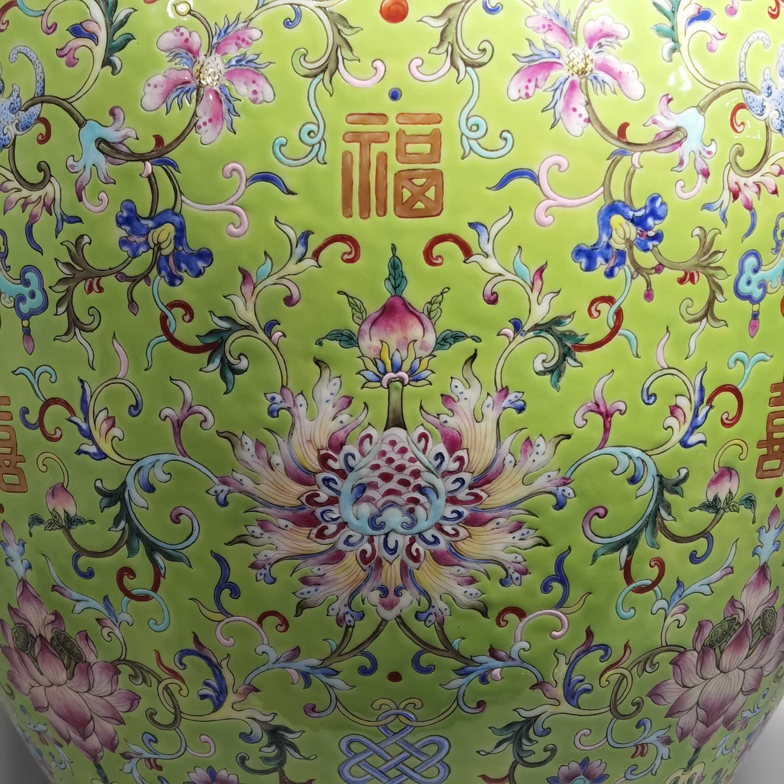 Qing Dynasty Daoguang green land pastel bat and lotus pattern amphorae