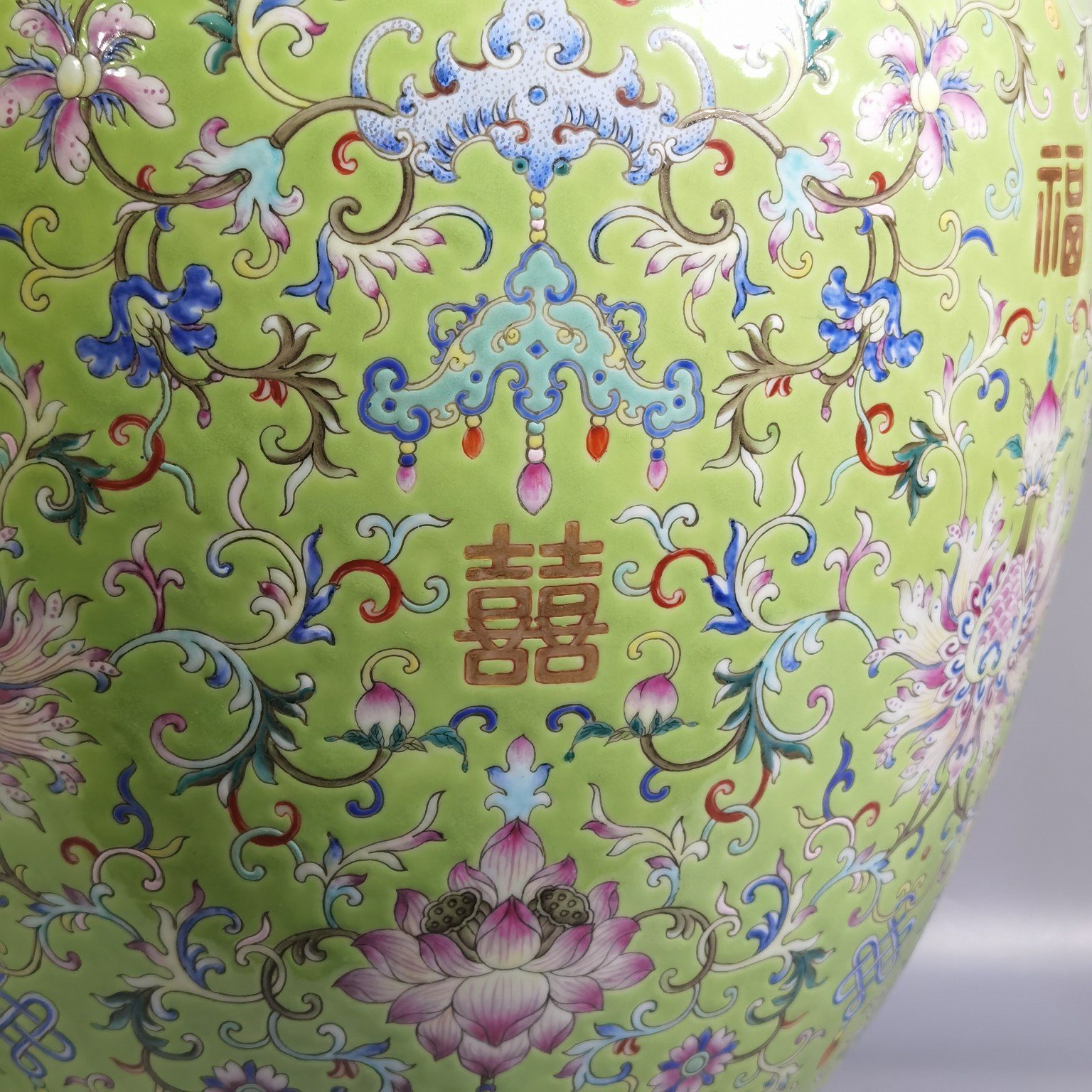Qing Dynasty Daoguang green land pastel bat and lotus pattern amphorae
