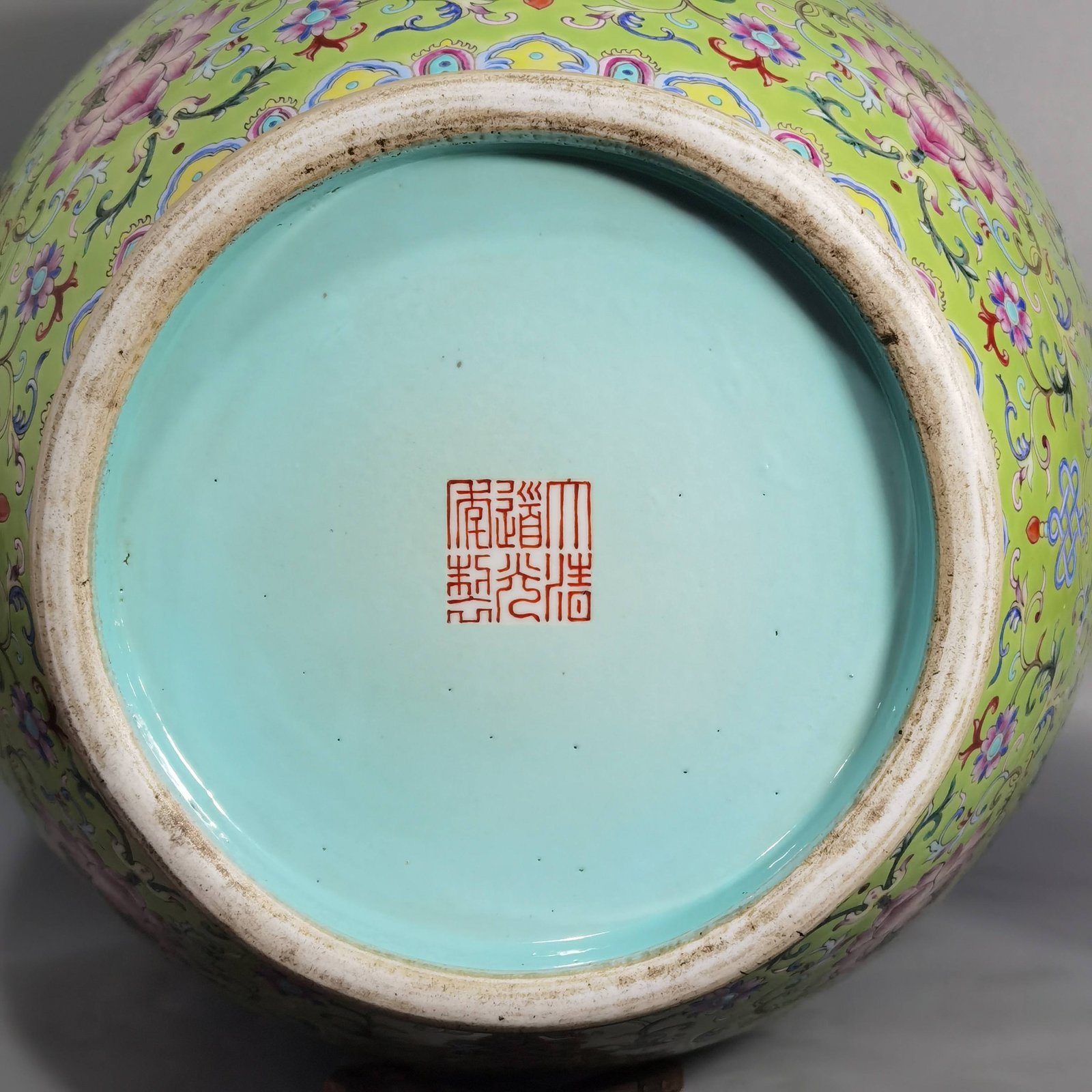 Qing Dynasty Daoguang green land pastel bat and lotus pattern amphorae