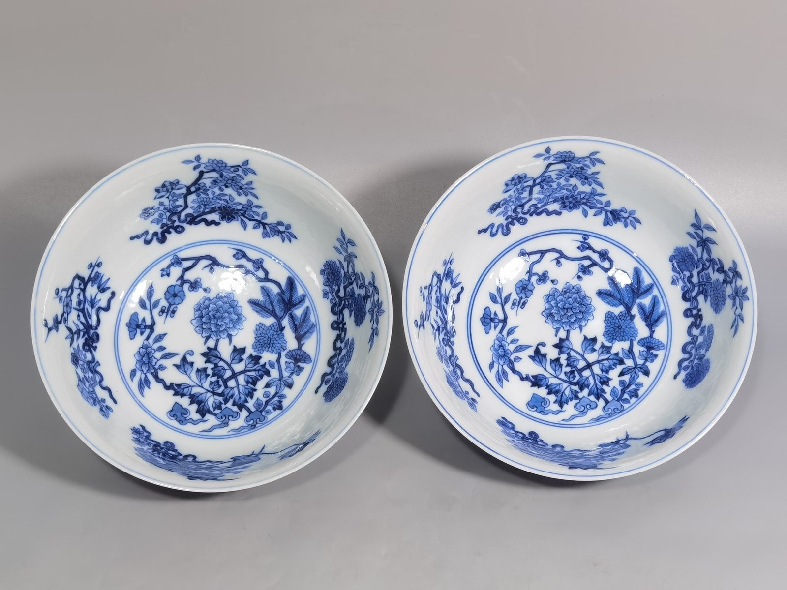 Qing Dynasty Daoguang rouge red rolling road blue and white palace bowl