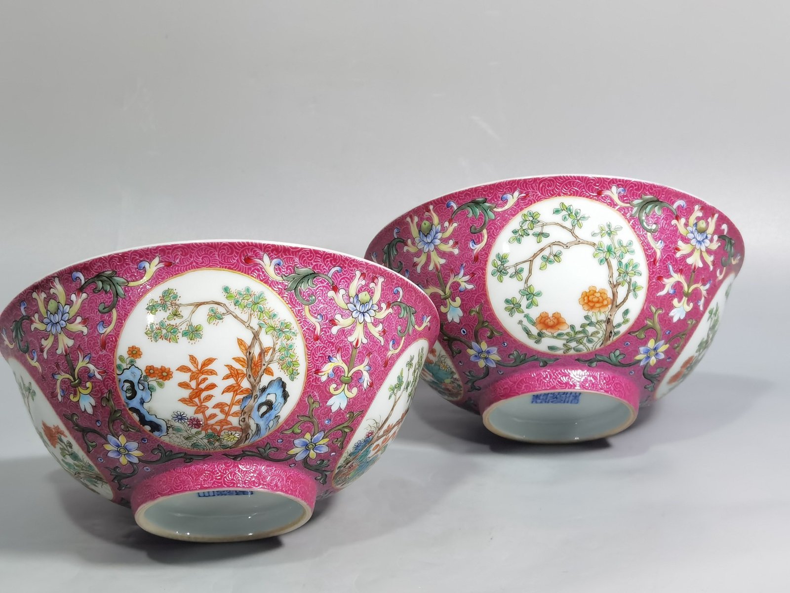 Qing Dynasty Daoguang rouge red rolling road blue and white palace bowl