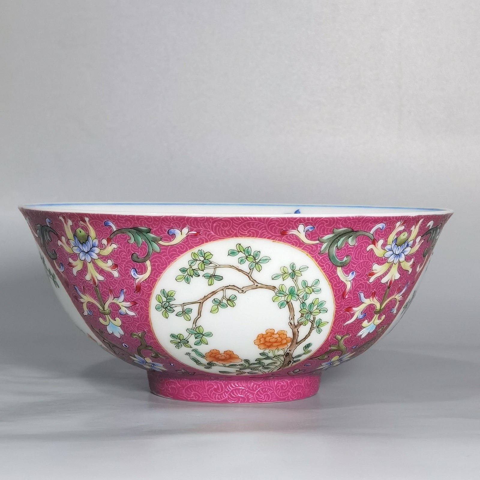 Qing Dynasty Daoguang rouge red rolling road blue and white palace bowl