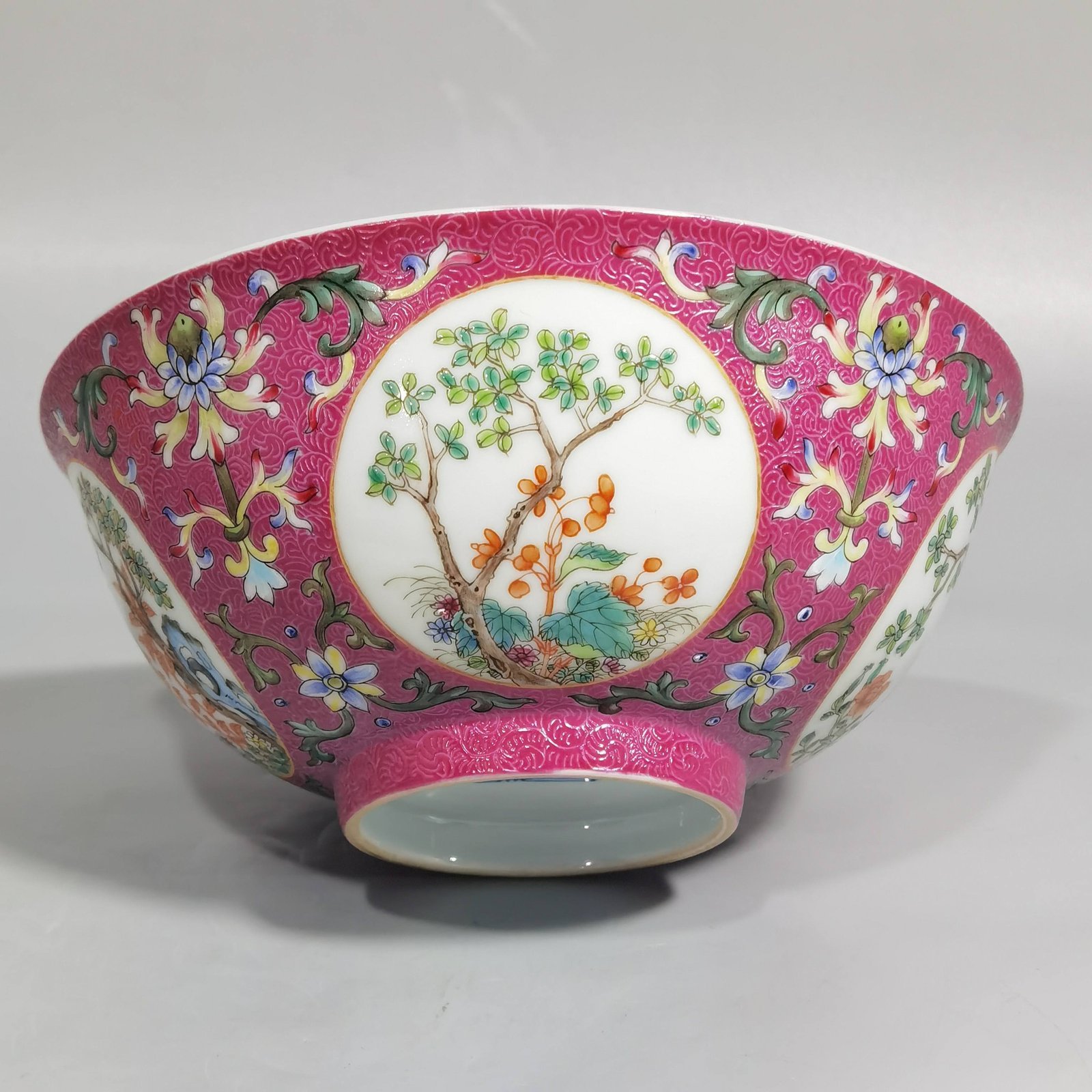 Qing Dynasty Daoguang rouge red rolling road blue and white palace bowl