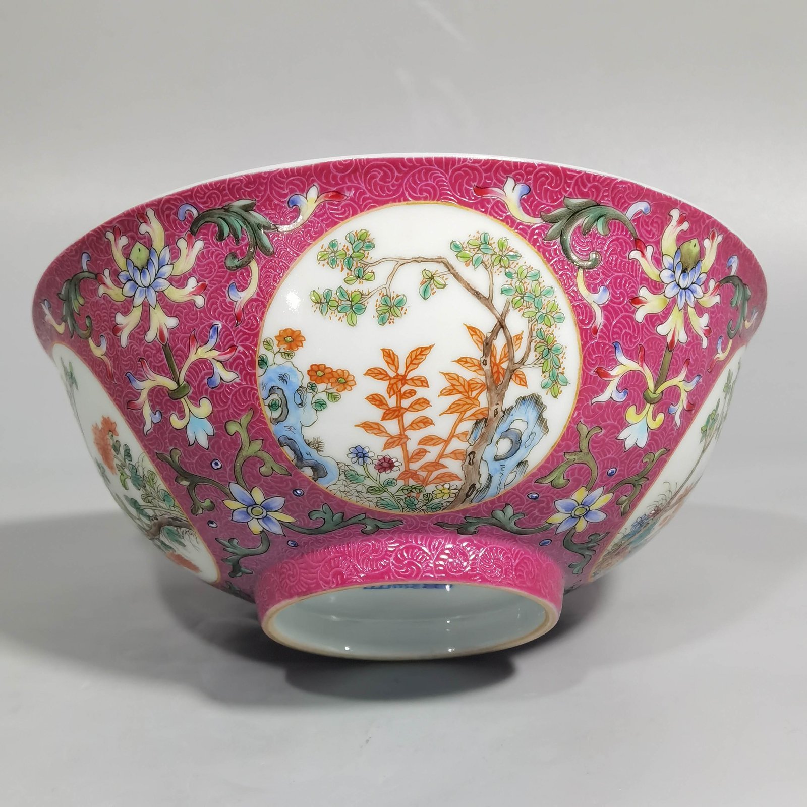 Qing Dynasty Daoguang rouge red rolling road blue and white palace bowl