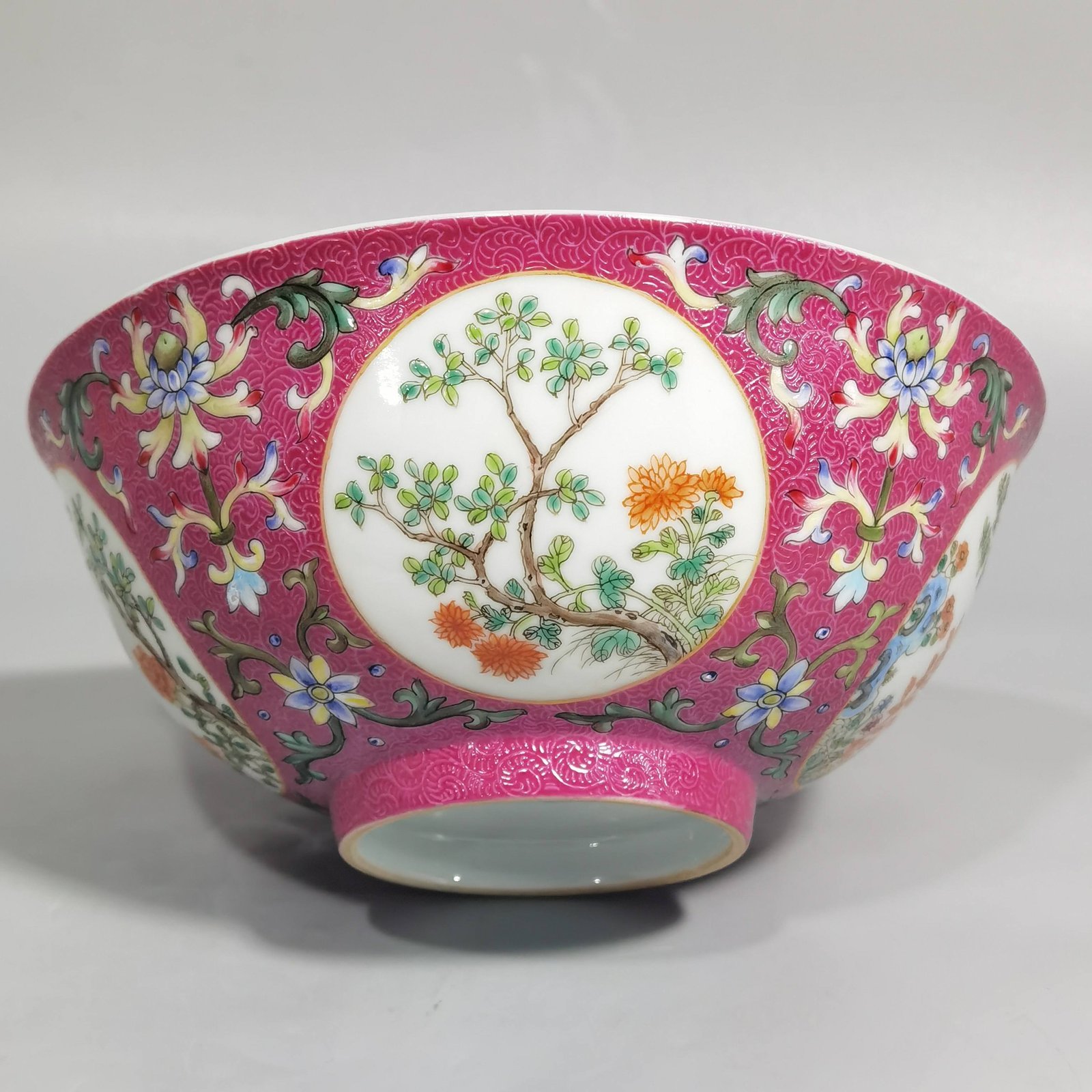 Qing Dynasty Daoguang rouge red rolling road blue and white palace bowl