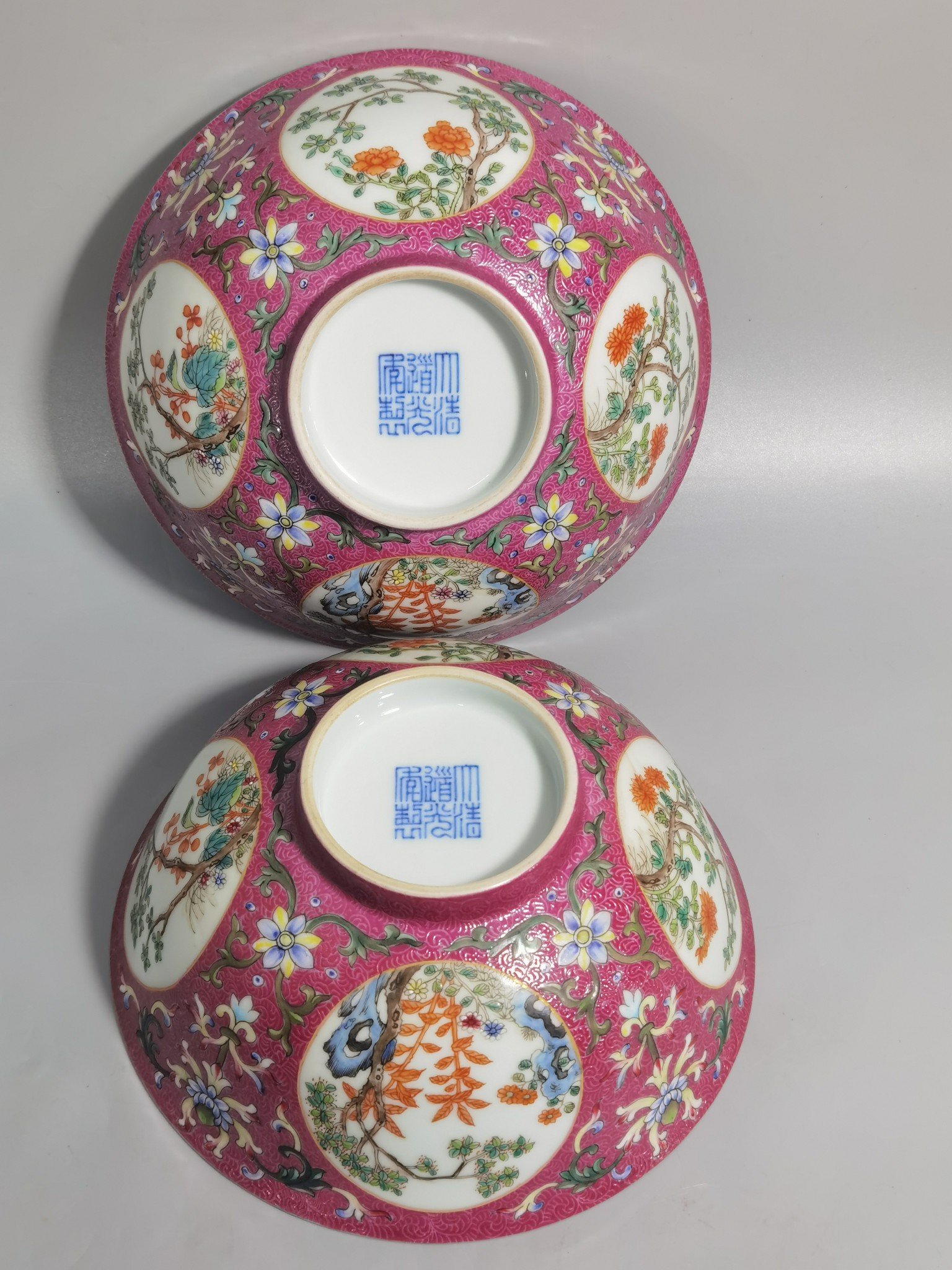 Qing Dynasty Daoguang rouge red rolling road blue and white palace bowl
