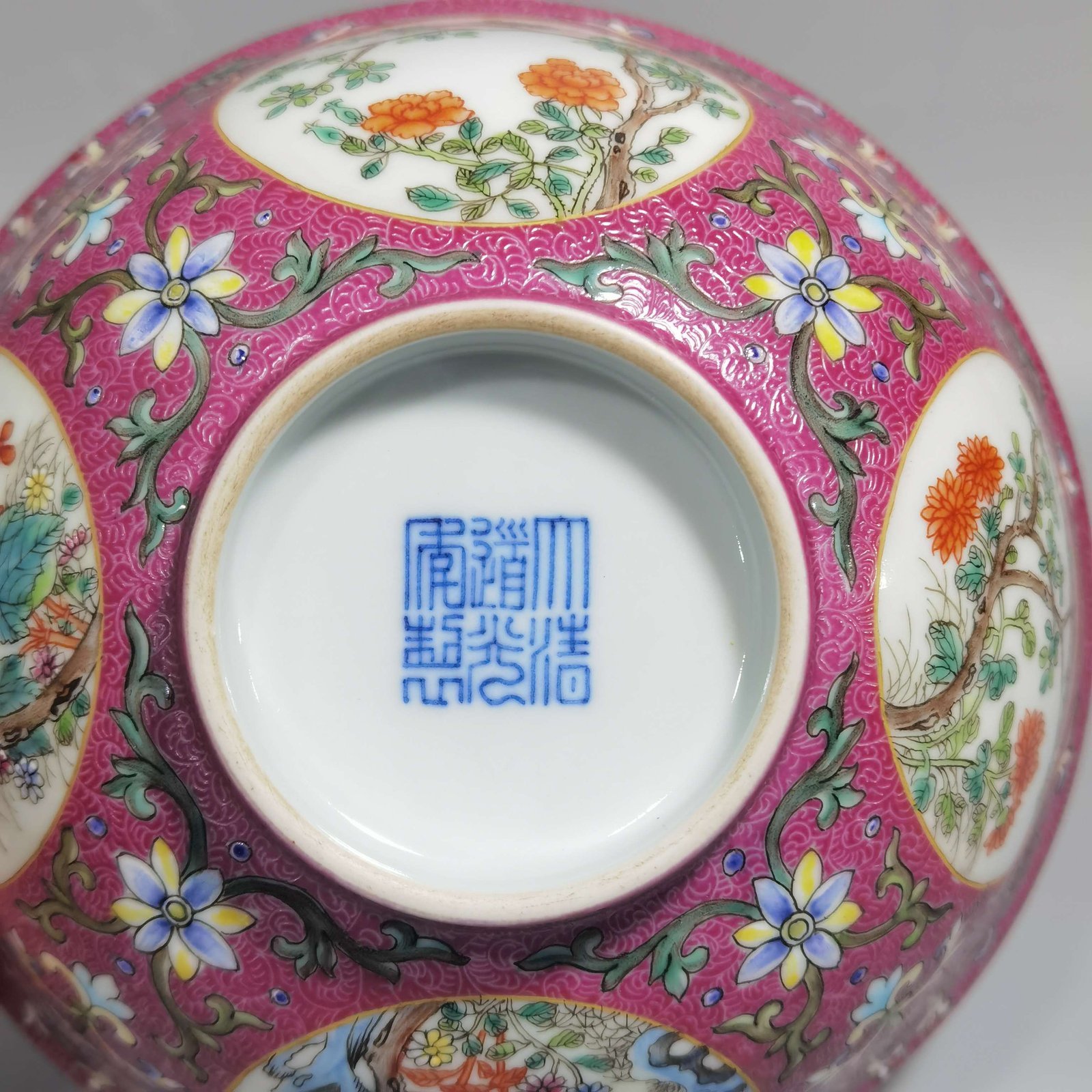 Qing Dynasty Daoguang rouge red rolling road blue and white palace bowl